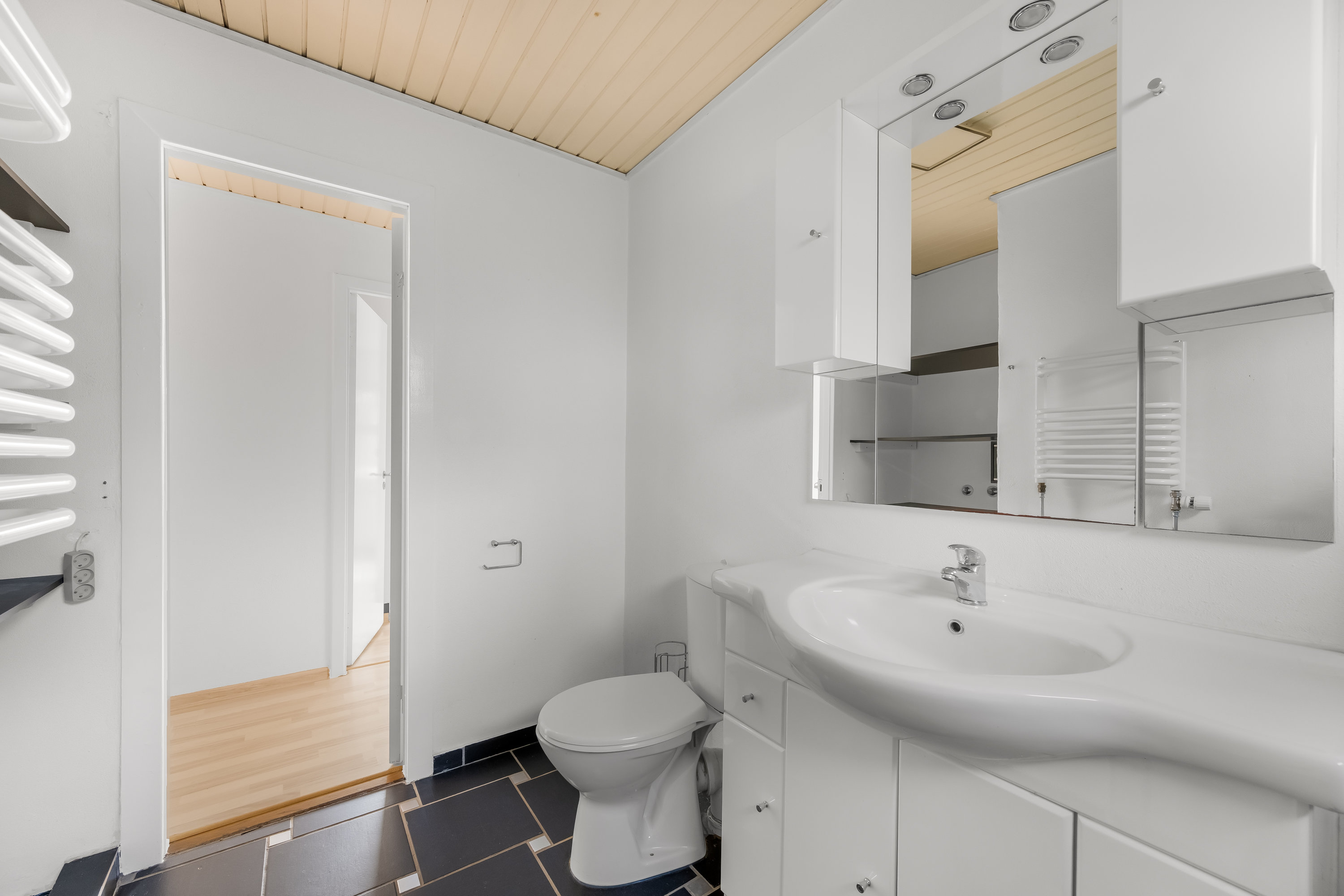 Fremhævet badeværelse billede i fuldskærmstilstand. Billede af Velling Kirkeby 45, Velling, 6950 Ringkøbing