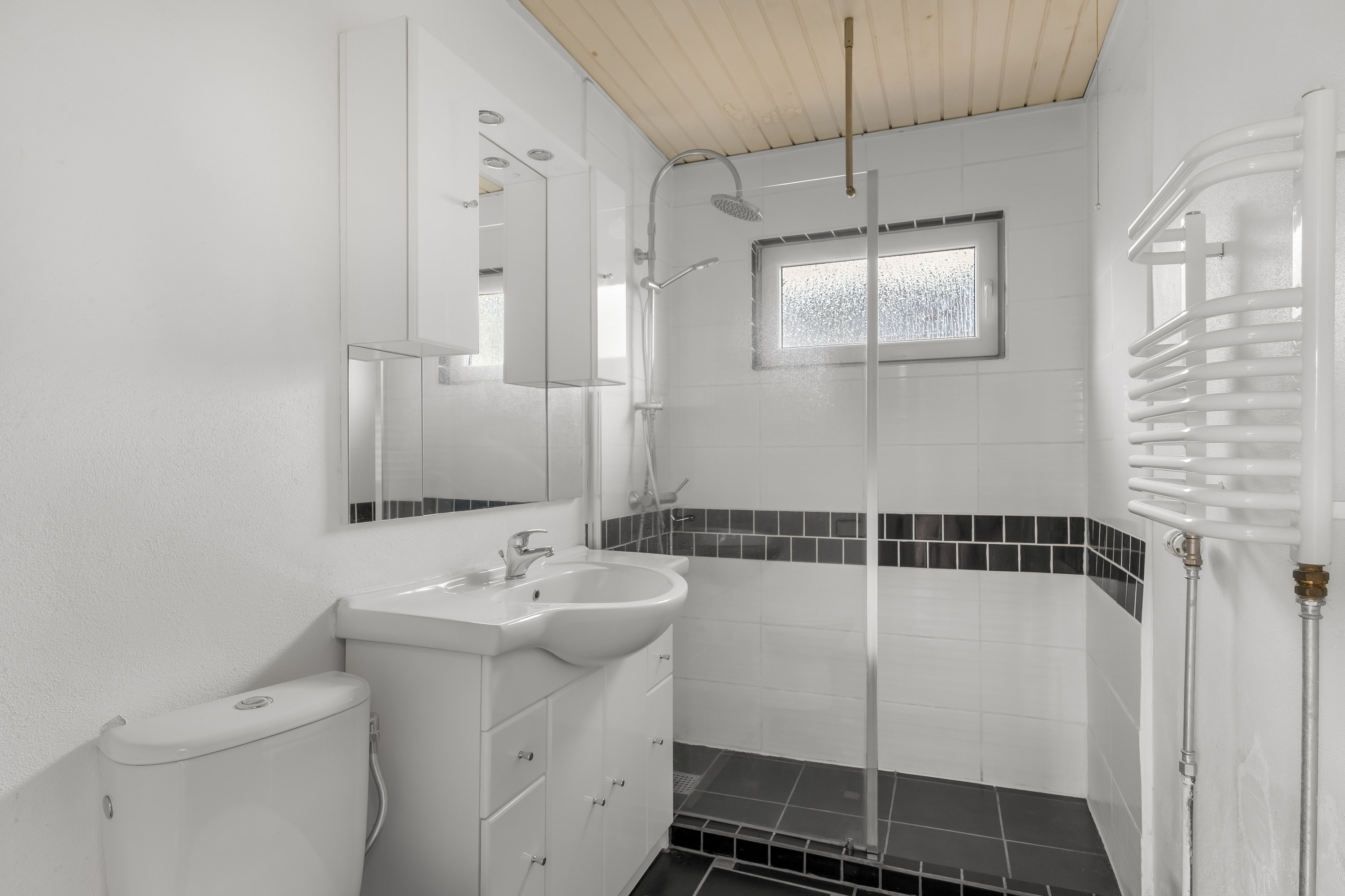 Fremhævet badeværelse billede i fuldskærmstilstand. Billede af Velling Kirkeby 45, Velling, 6950 Ringkøbing