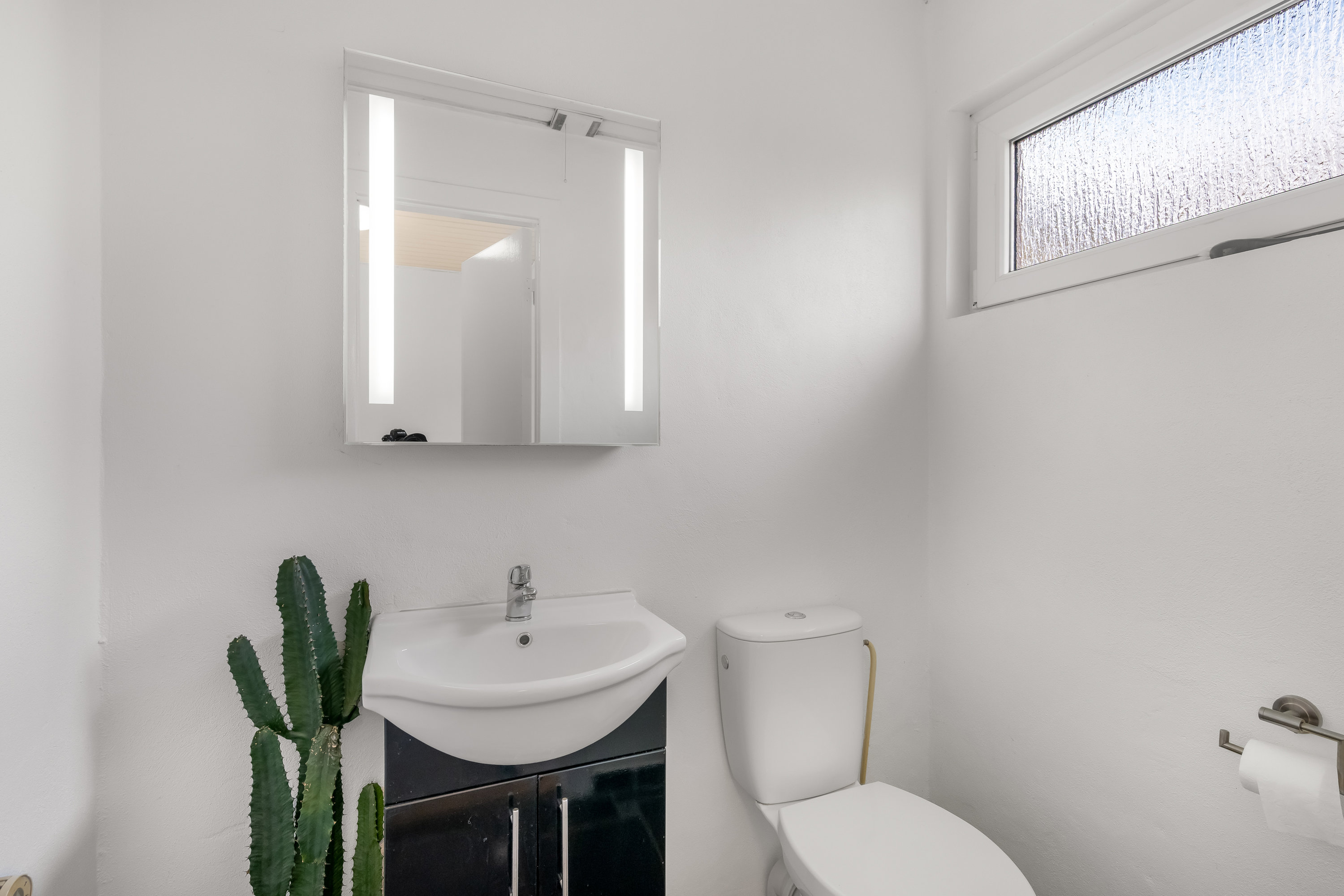 Fremhævet toilet billede i fuldskærmstilstand. Billede af Velling Kirkeby 45, Velling, 6950 Ringkøbing