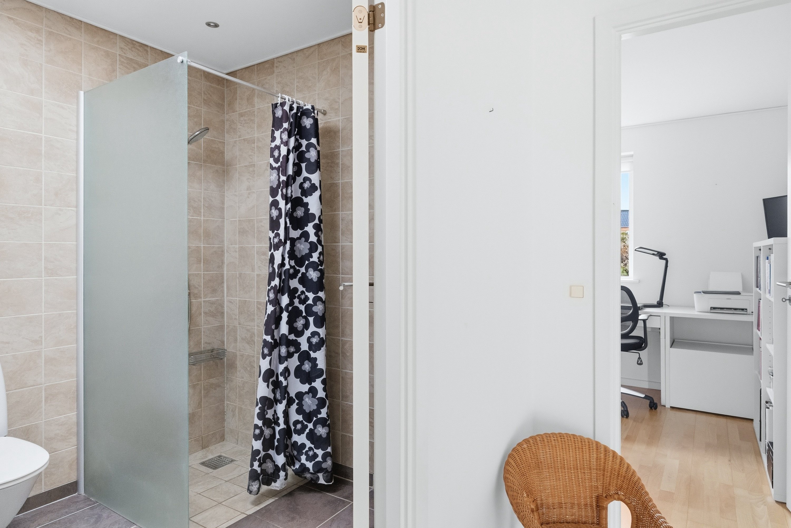 Fremhævet badeværelse billede i fuldskærmstilstand. Billede af Søkjærvej 17, Stavtrup, 8260 Viby J