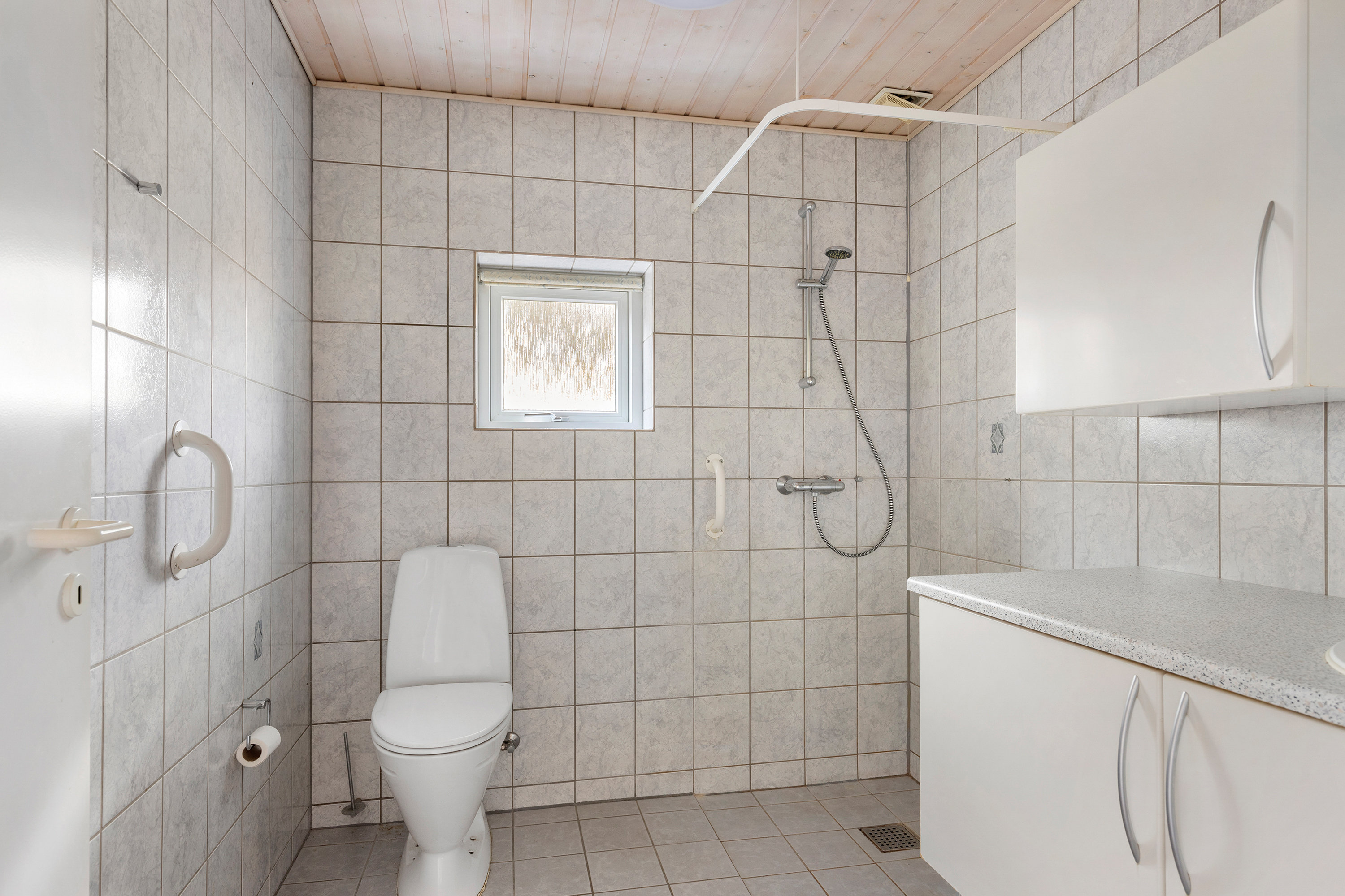 Fremhævet badeværelse billede i fuldskærmstilstand. Billede af Åbredden 15, 9700 Brønderslev