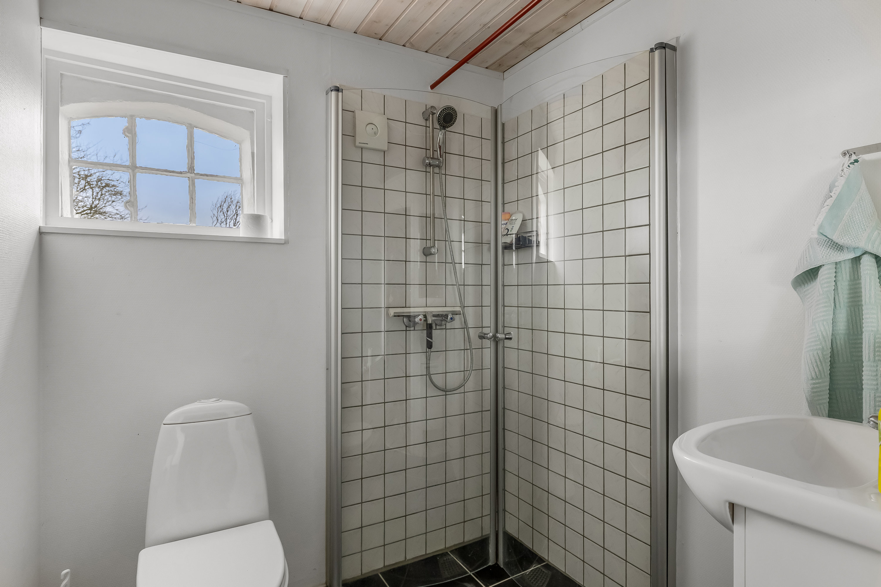 Fremhævet badeværelse billede i fuldskærmstilstand. Billede af Rudbølvej 2, 6280 Højer