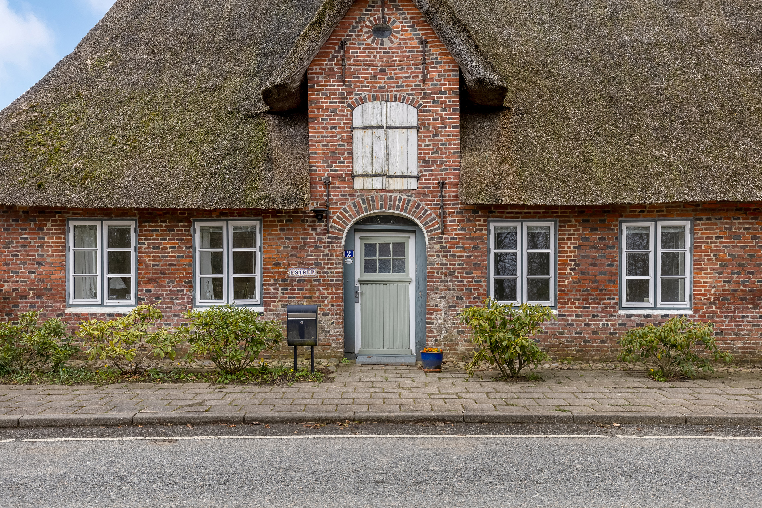 Fremhævet facade billede i fuldskærmstilstand. Billede af Rudbølvej 2, 6280 Højer