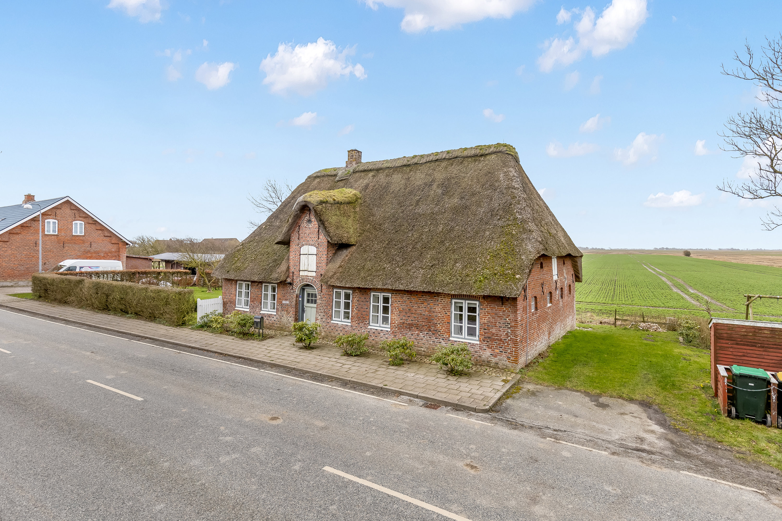 Fremhævet facade billede i fuldskærmstilstand. Billede af Rudbølvej 2, 6280 Højer