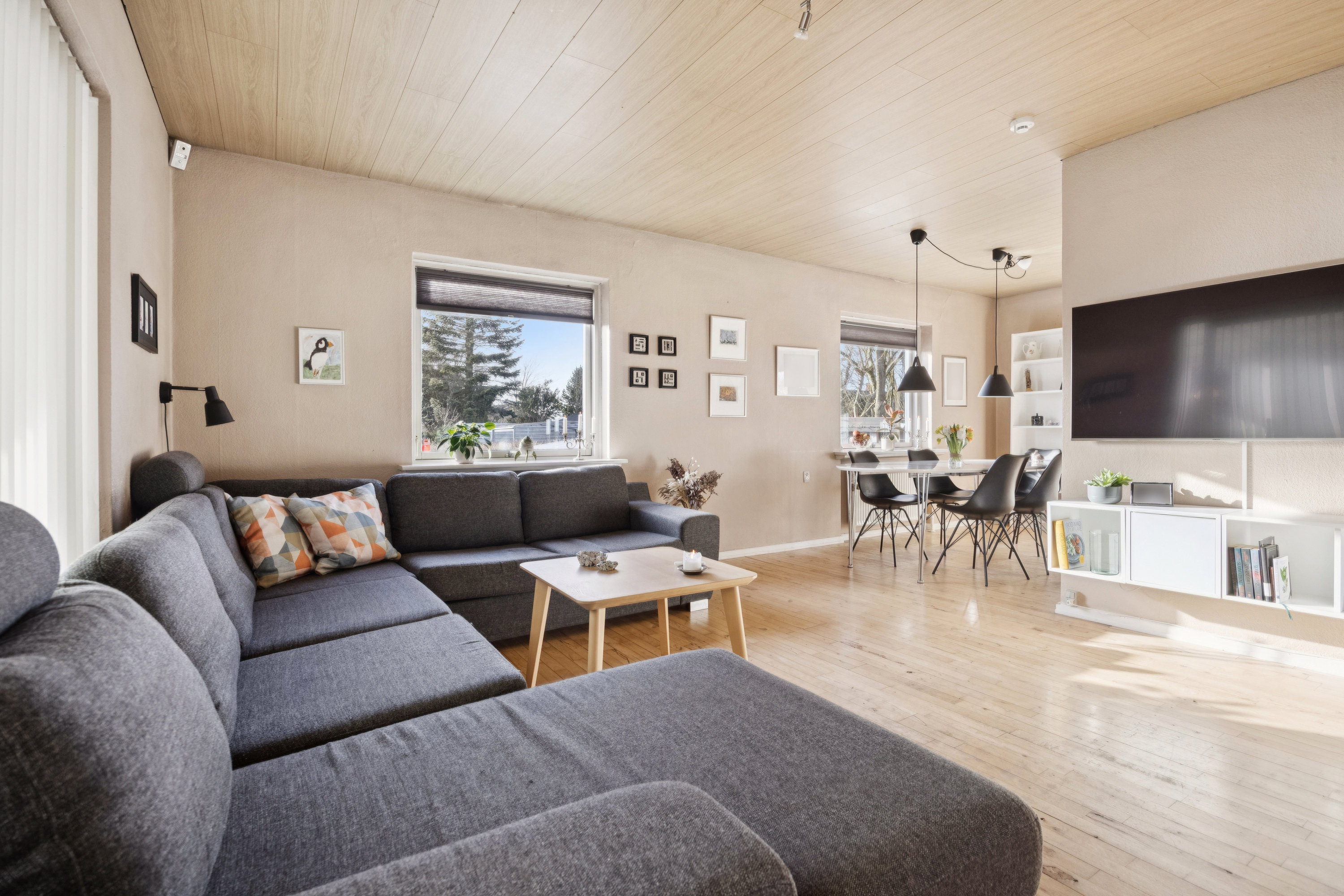 Fremhævet stue billede i fuldskærmstilstand. Billede af Rødkløvervej 15, 9430 Vadum