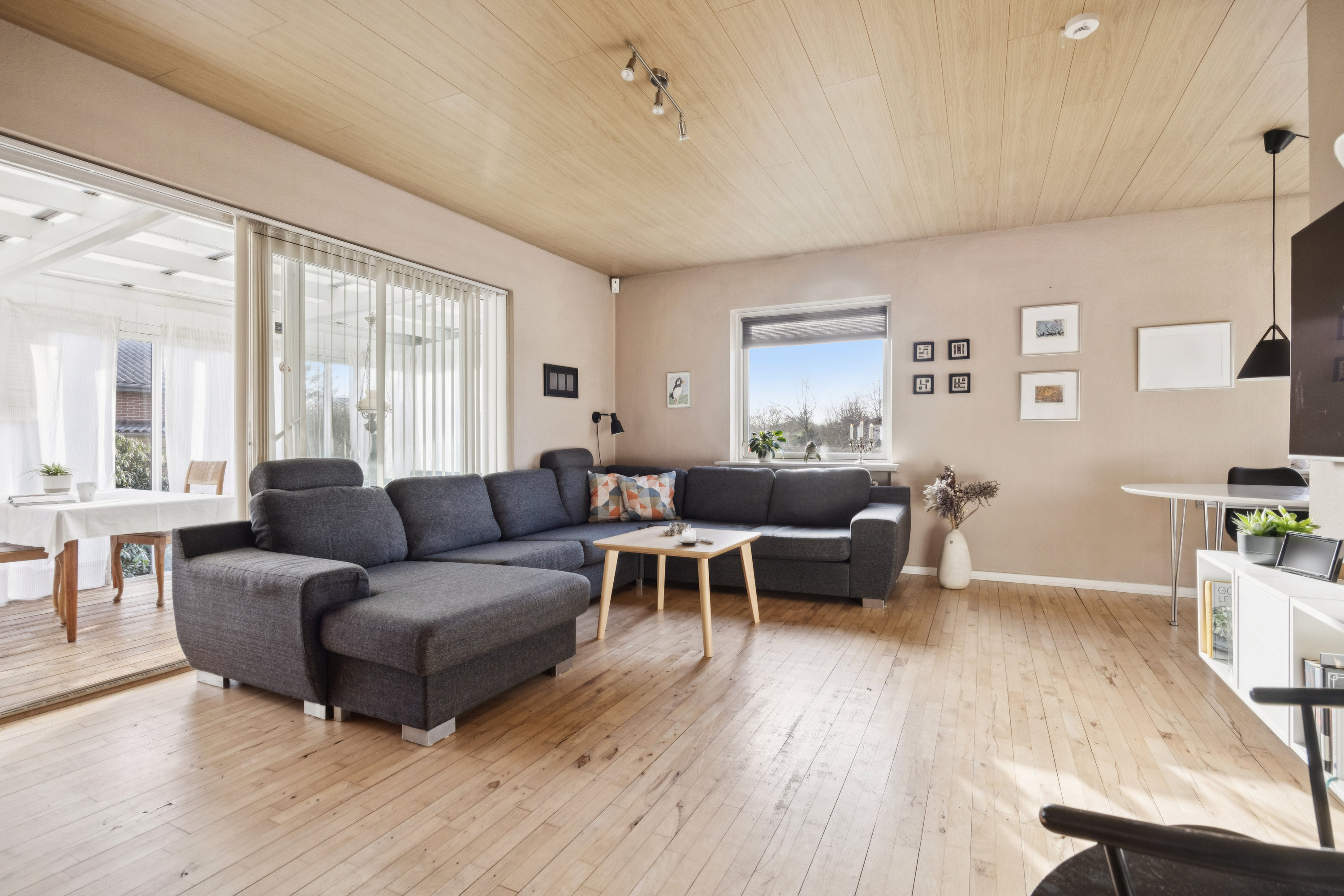 Fremhævet stue billede i fuldskærmstilstand. Billede af Rødkløvervej 15, 9430 Vadum