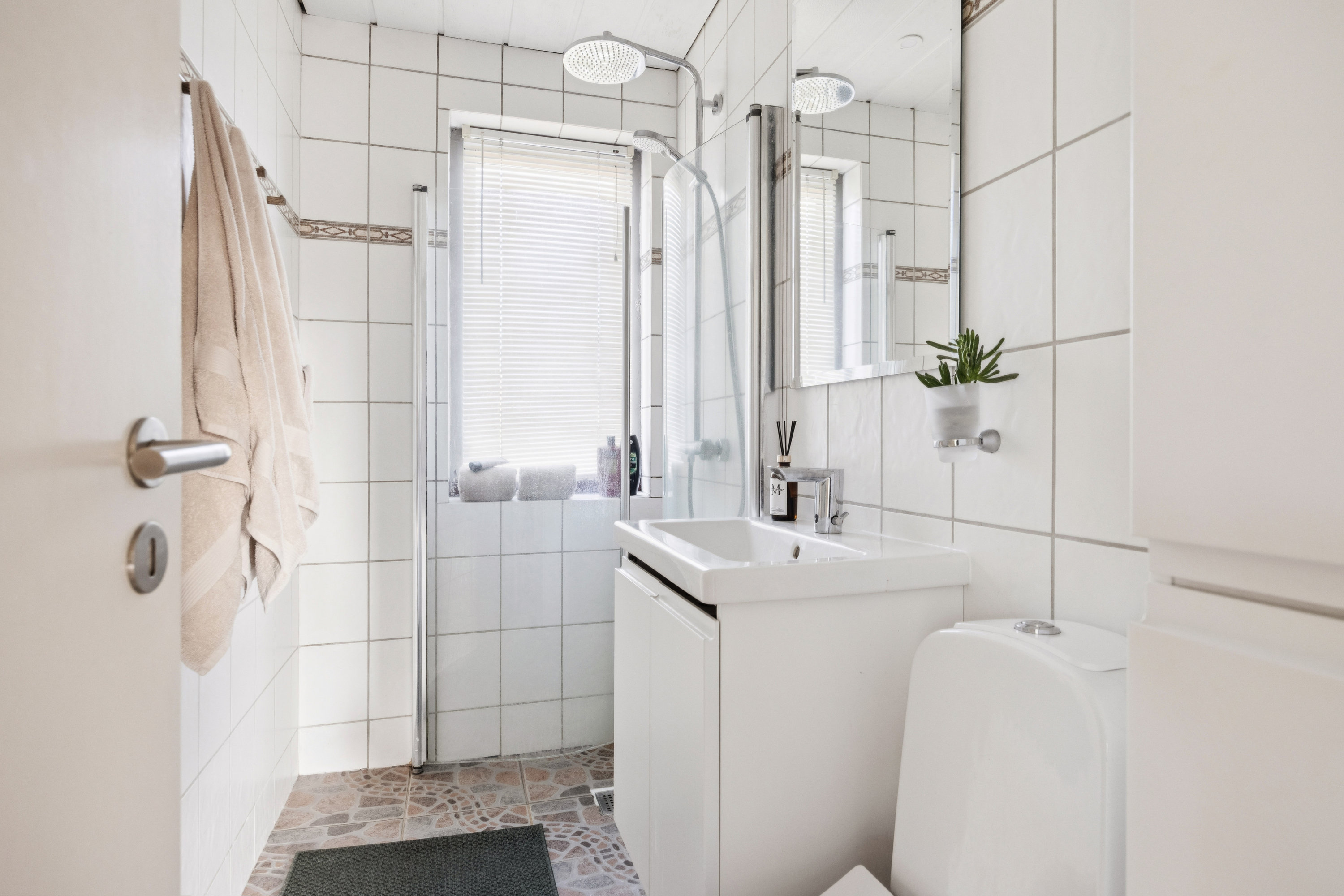 Fremhævet badeværelse billede i fuldskærmstilstand. Billede af Rødkløvervej 15, 9430 Vadum