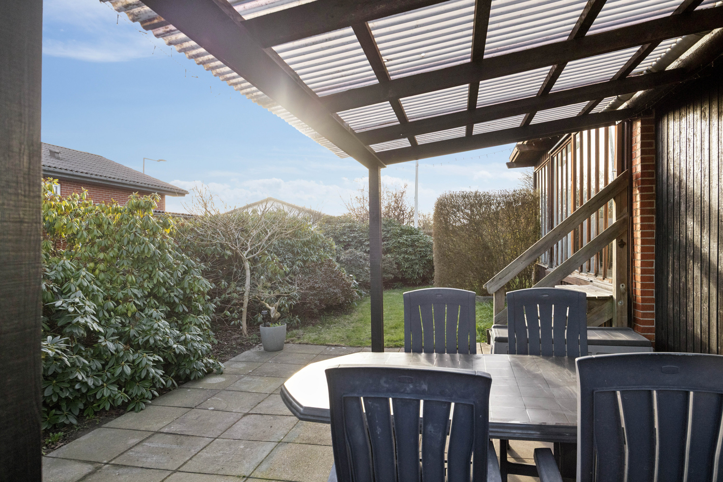 Fremhævet terrasse billede i fuldskærmstilstand. Billede af Rødkløvervej 15, 9430 Vadum