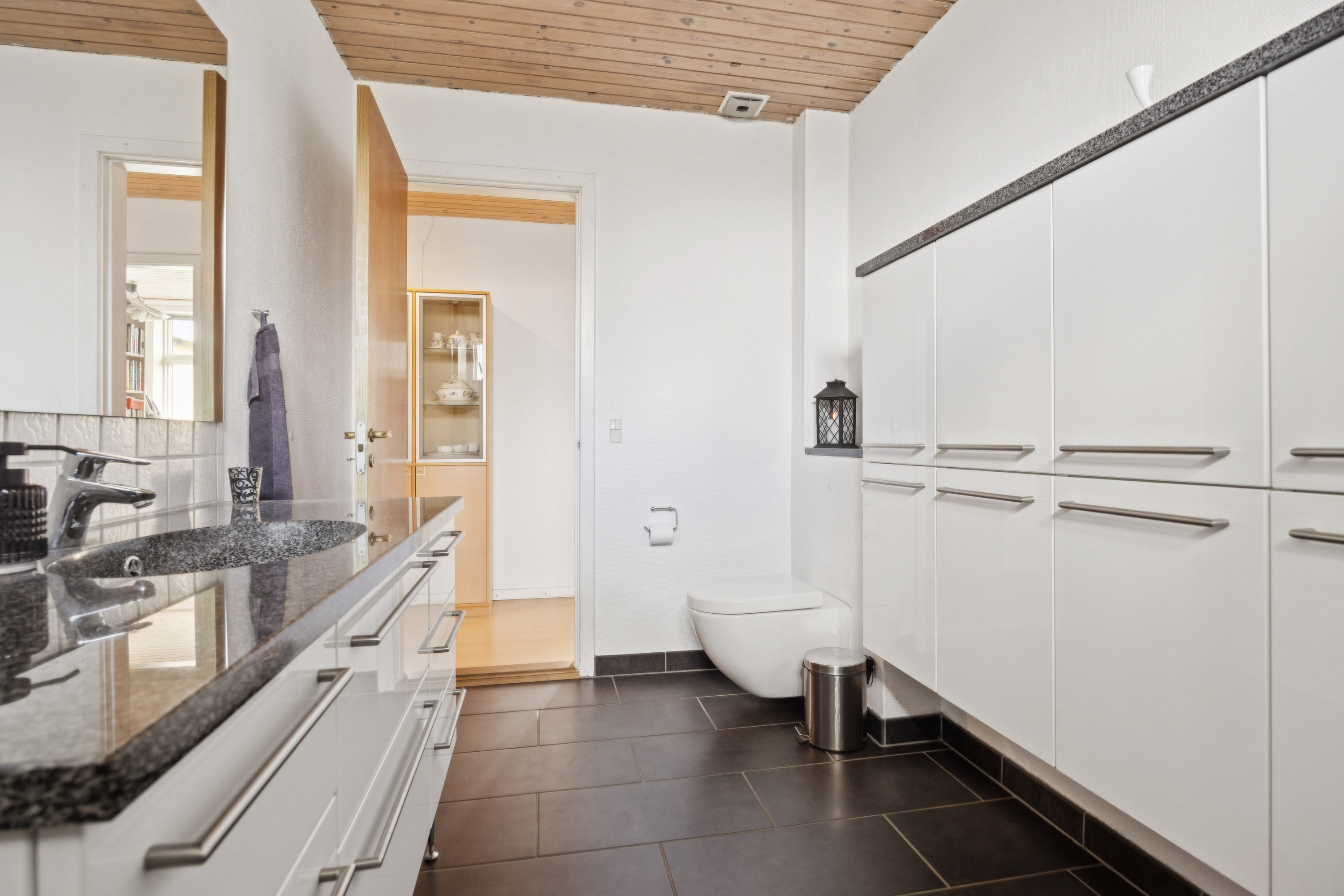 Fremhævet badeværelse billede i fuldskærmstilstand. Billede af Vejlen 10, 9430 Vadum