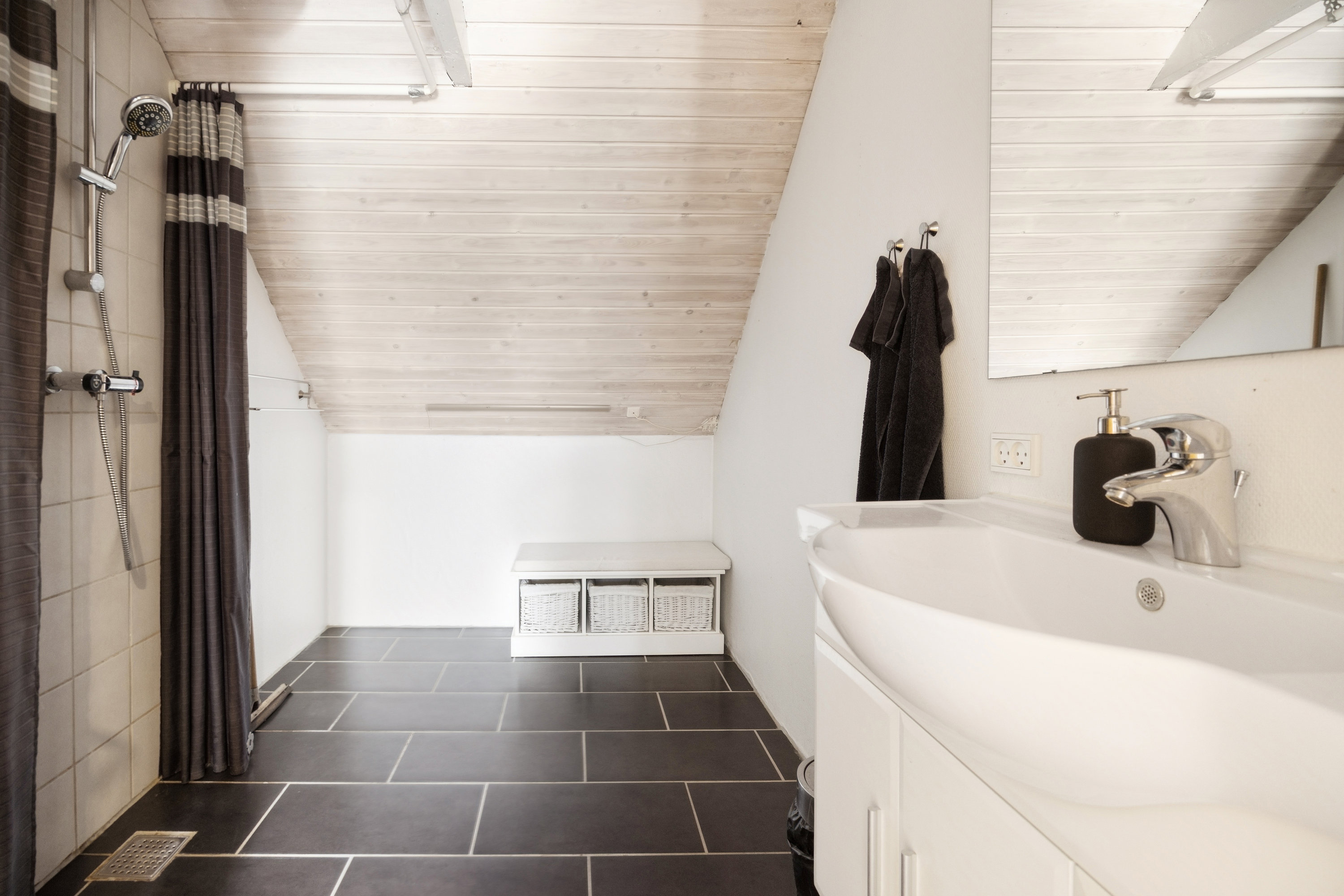 Fremhævet badeværelse billede i fuldskærmstilstand. Billede af Vejlen 10, 9430 Vadum