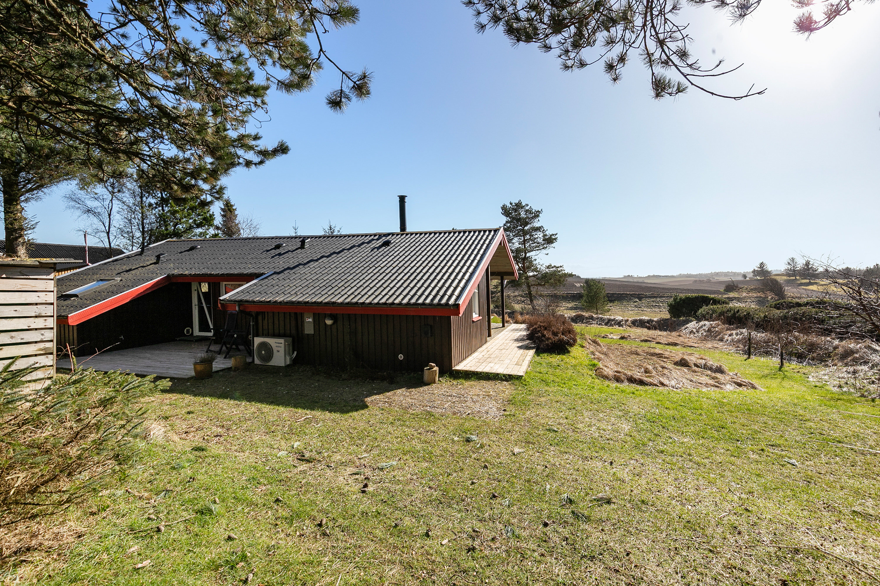 Fremhævet facade billede i fuldskærmstilstand. Billede af Perikumvej 54, Slettestrand, 9690 Fjerritslev