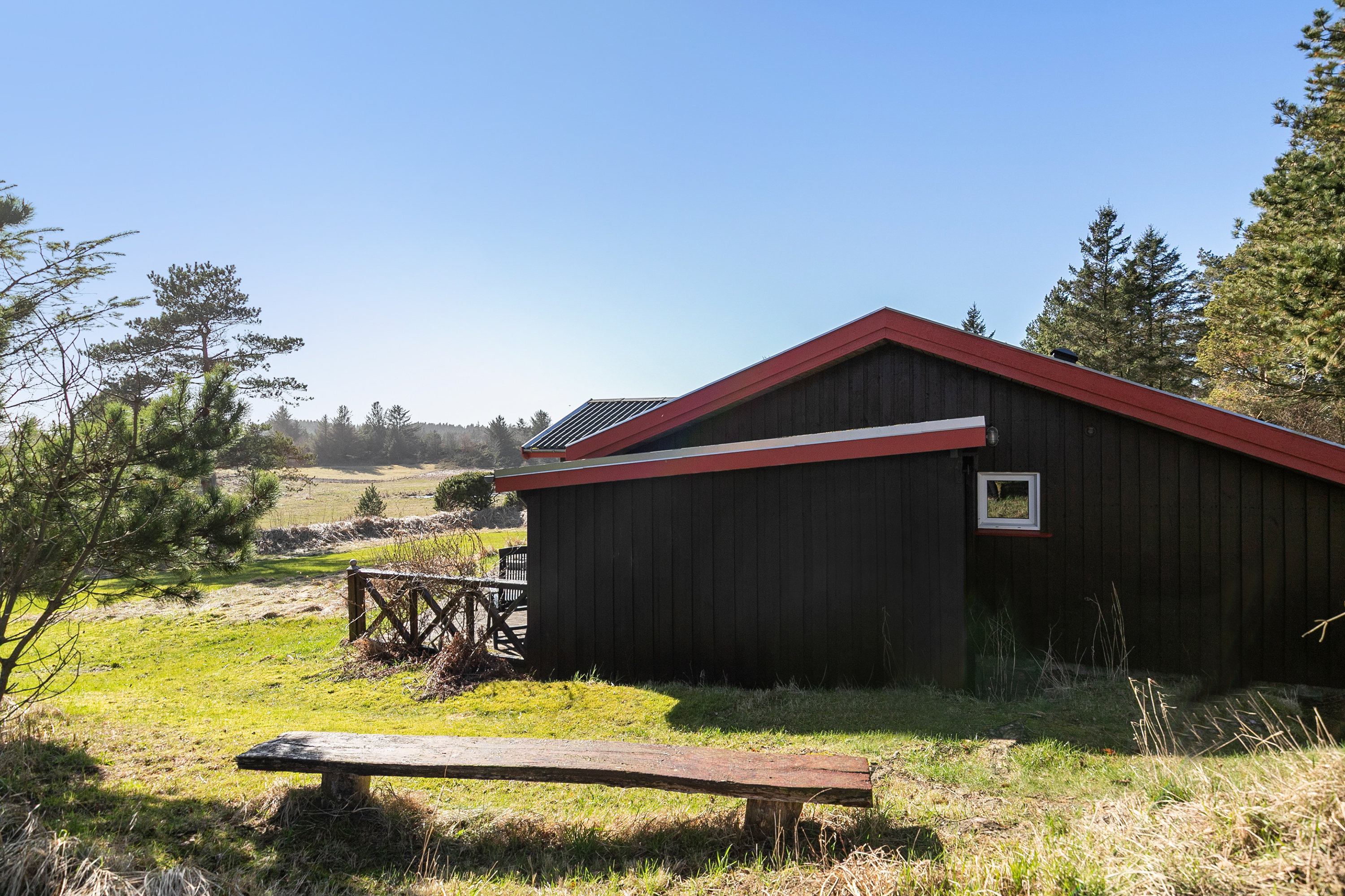 Fremhævet facade billede i fuldskærmstilstand. Billede af Perikumvej 54, Slettestrand, 9690 Fjerritslev
