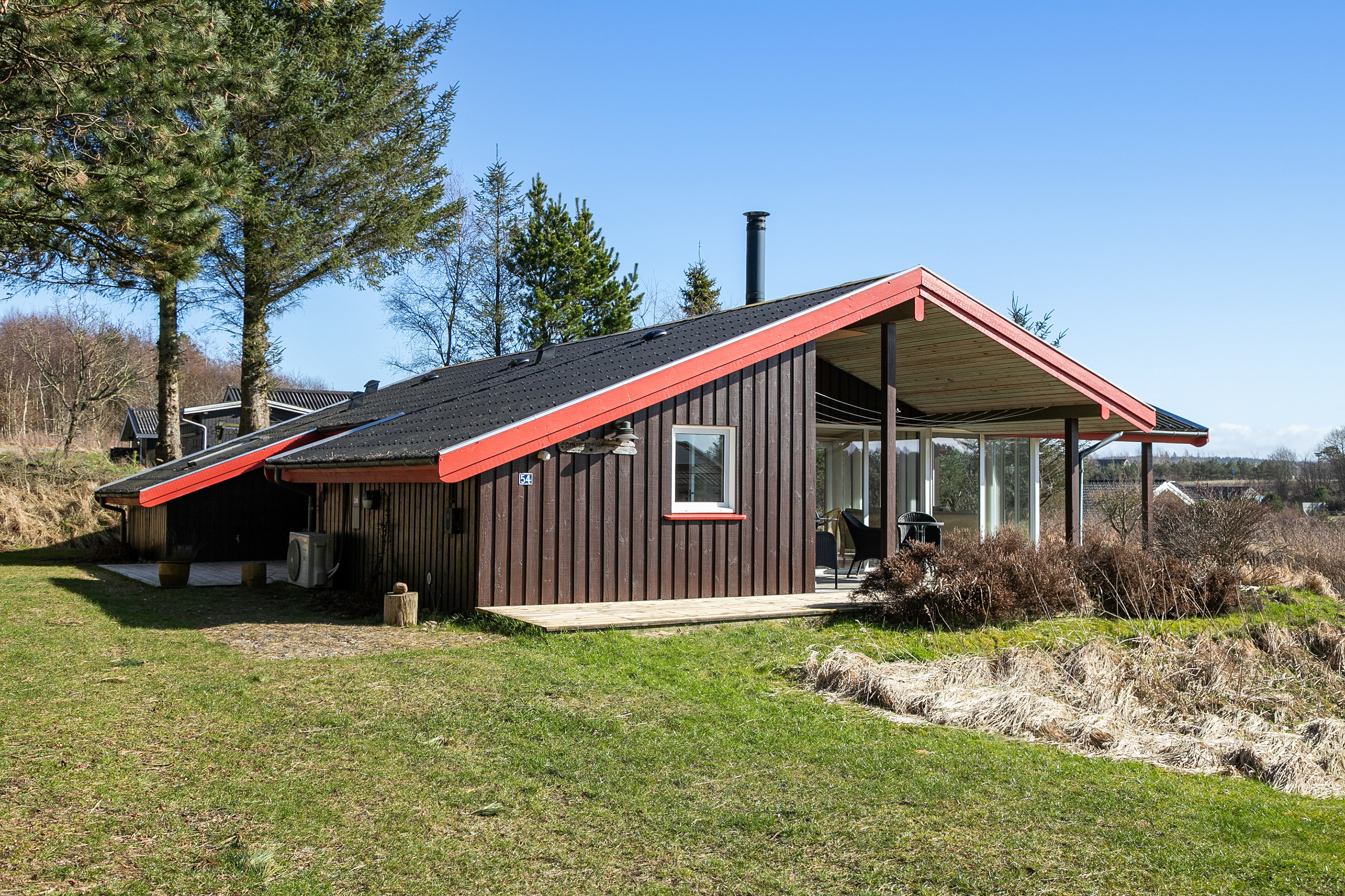 Fremhævet facade billede i fuldskærmstilstand. Billede af Perikumvej 54, Slettestrand, 9690 Fjerritslev