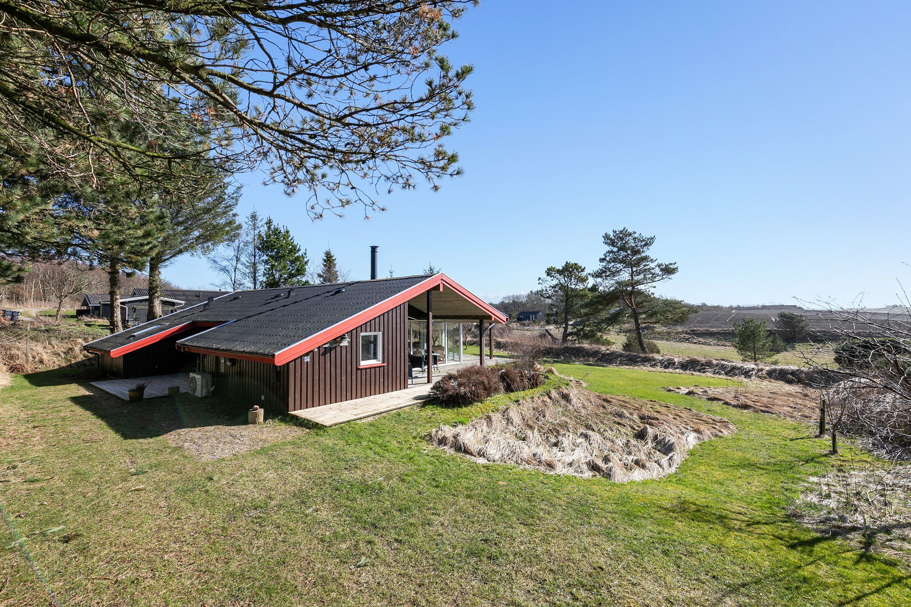 Fremhævet facade billede i fuldskærmstilstand. Billede af Perikumvej 54, Slettestrand, 9690 Fjerritslev