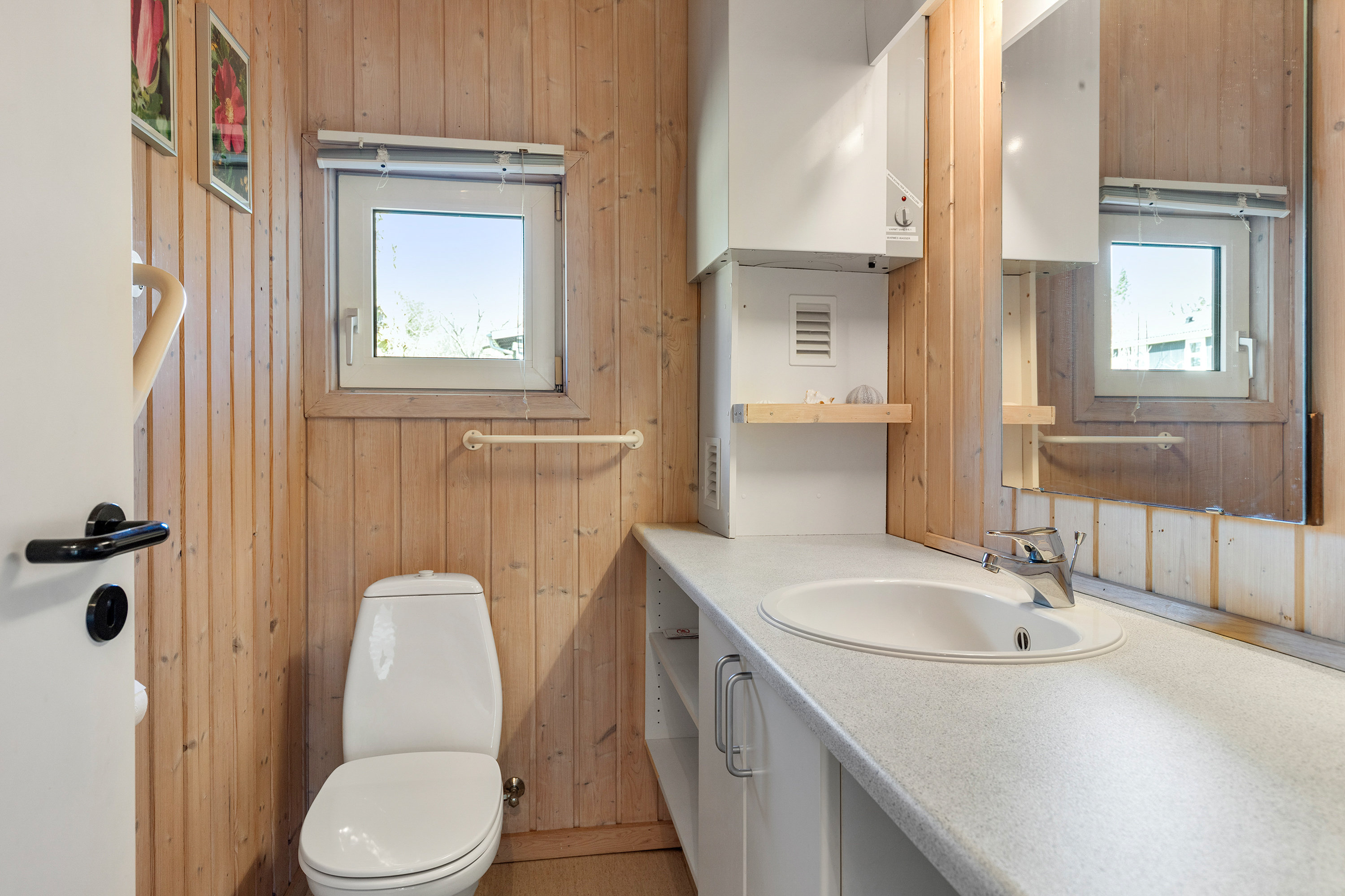 Fremhævet toilet billede i fuldskærmstilstand. Billede af Perikumvej 54, Slettestrand, 9690 Fjerritslev