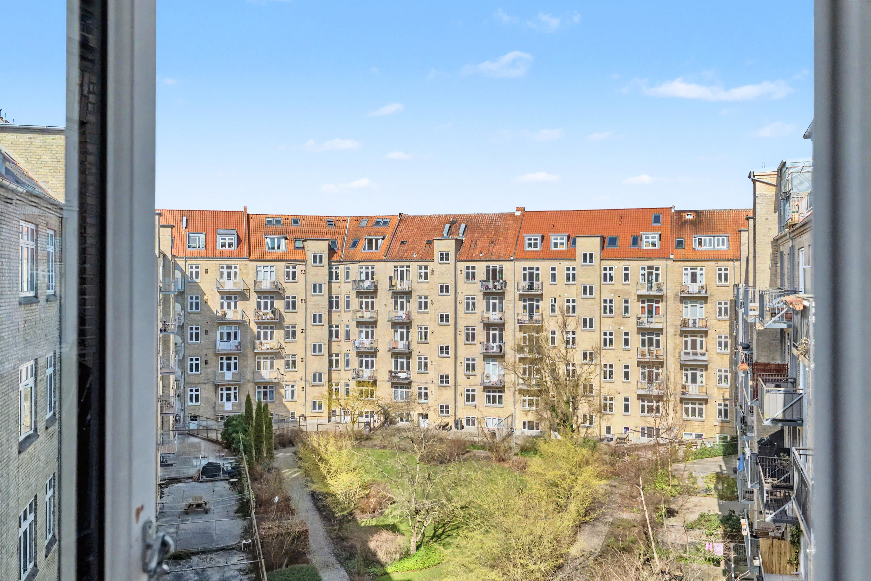 Fremhævet gårdsplads billede i fuldskærmstilstand. Billede af Chr. Wærums Gade 26, 4. th., 8000 Aarhus C