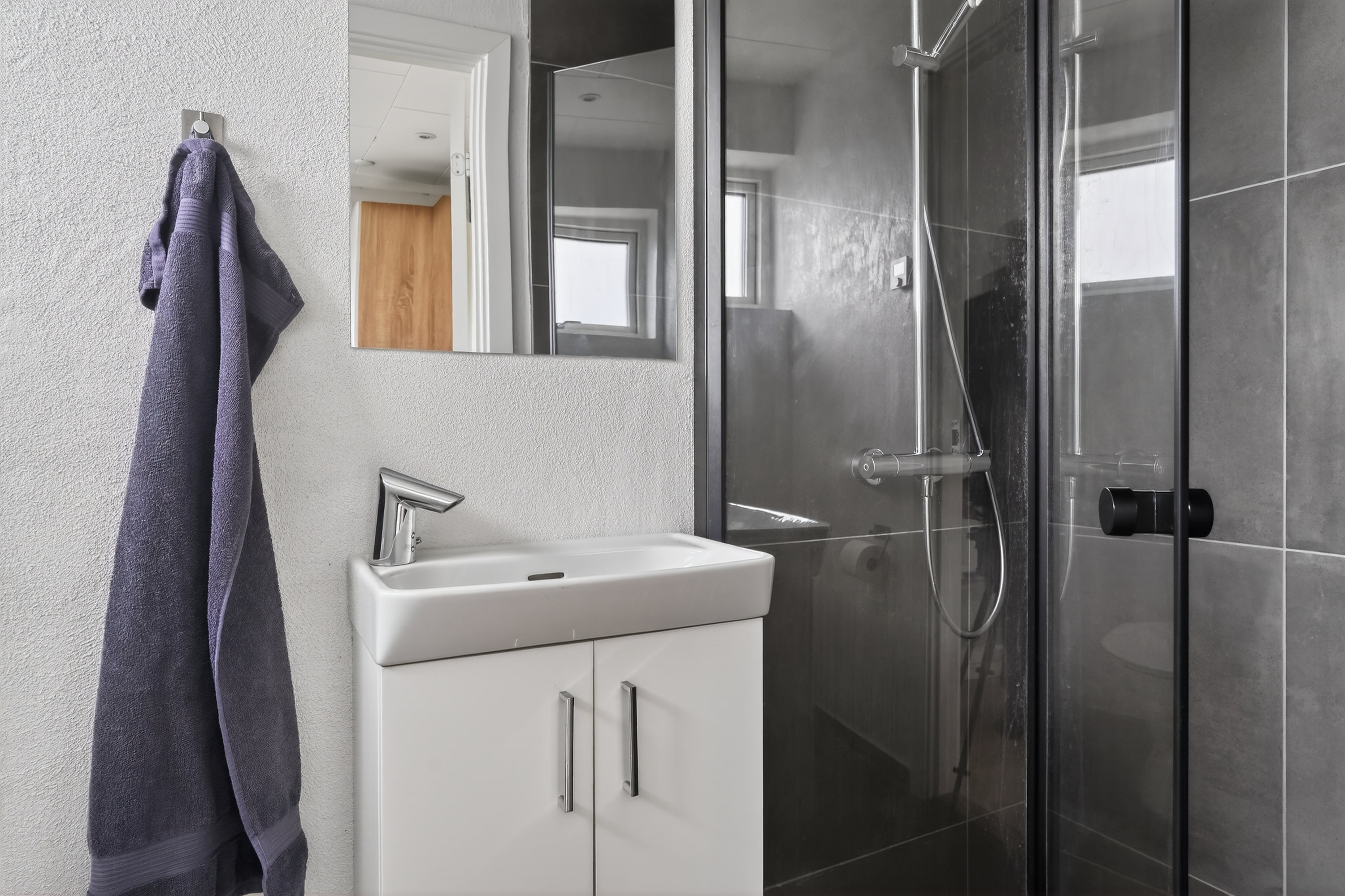 Fremhævet badeværelse billede i fuldskærmstilstand. Billede af Elmevej 13, 4390 Vipperød