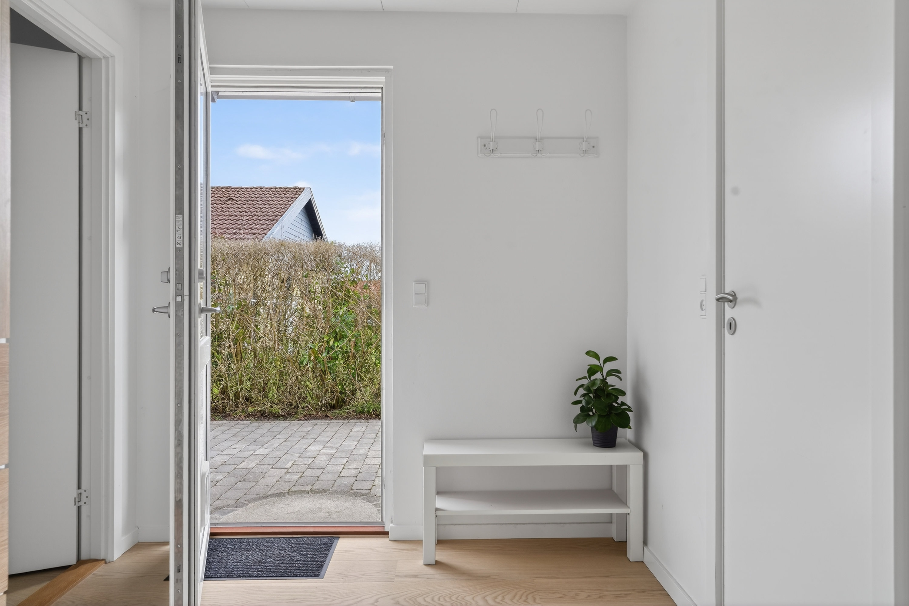 Fremhævet entré billede i fuldskærmstilstand. Billede af Elmevej 13, 4390 Vipperød