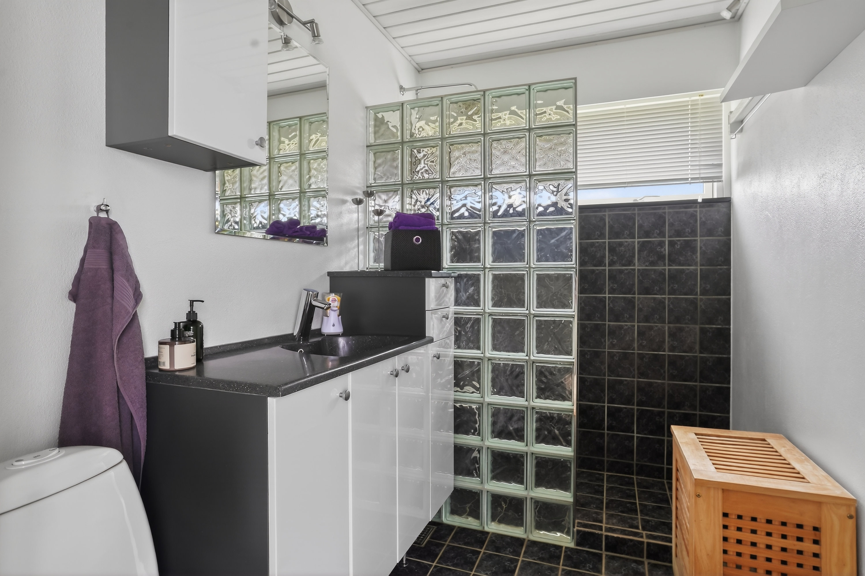 Fremhævet badeværelse billede i fuldskærmstilstand. Billede af Maglegårdsvej 413, 3480 Fredensborg