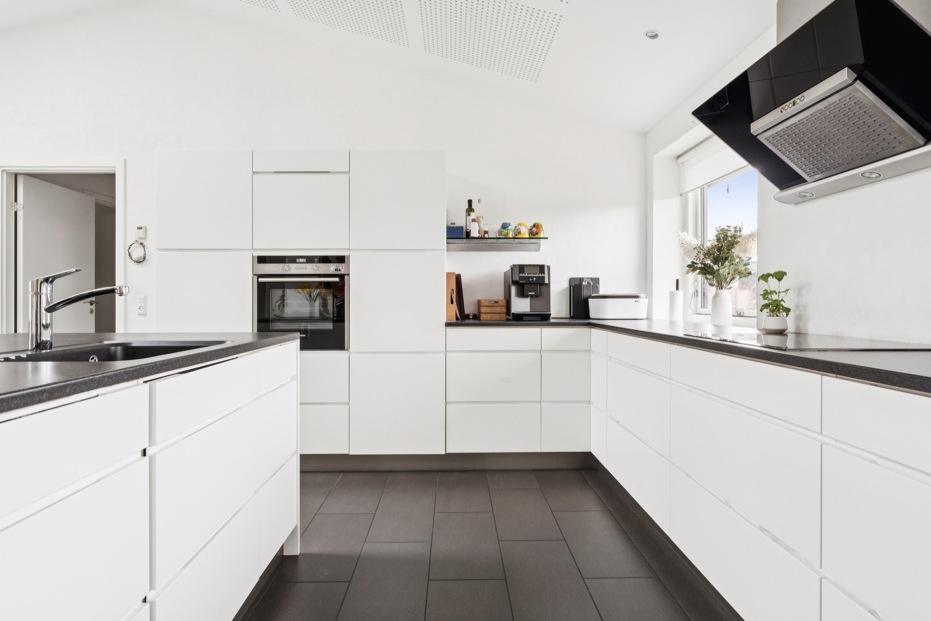 Fremhævet køkken billede i fuldskærmstilstand. Billede af Svend Engelunds Vej 22, 9000 Aalborg