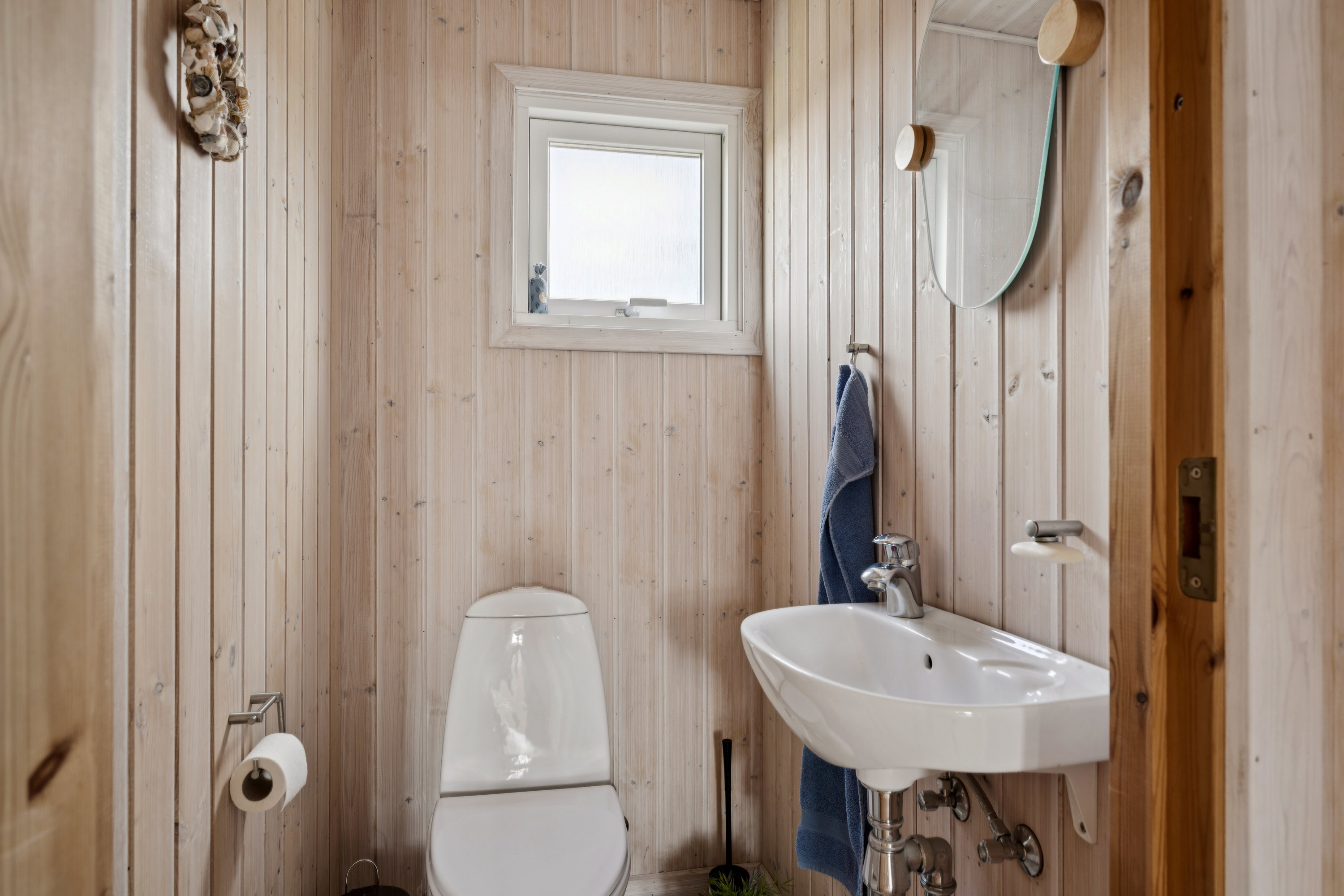 Fremhævet badeværelse billede i fuldskærmstilstand. Billede af Bjarkes Grund 3, Øer, 8400 Ebeltoft