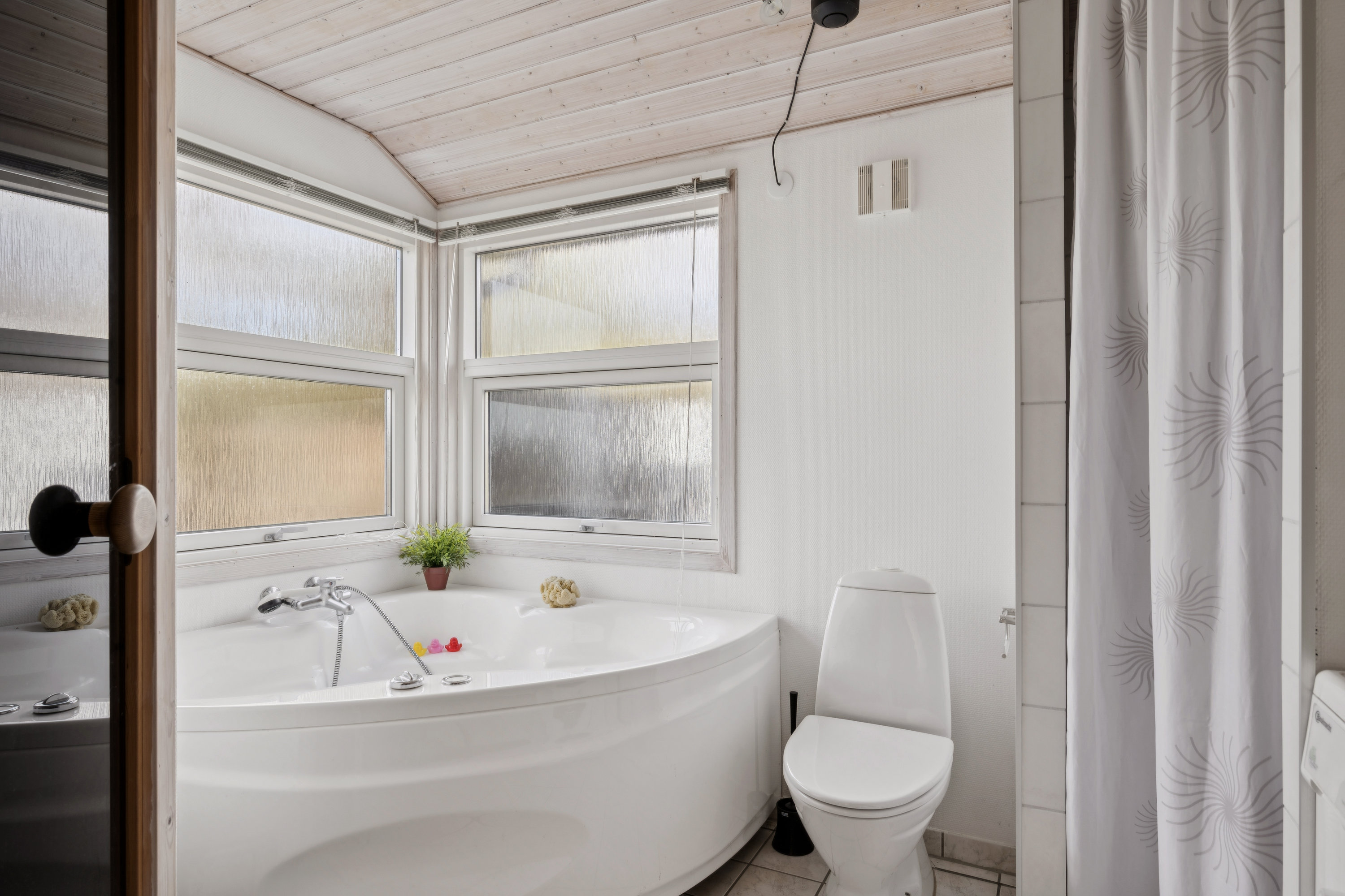 Fremhævet badeværelse billede i fuldskærmstilstand. Billede af Bjarkes Grund 3, Øer, 8400 Ebeltoft