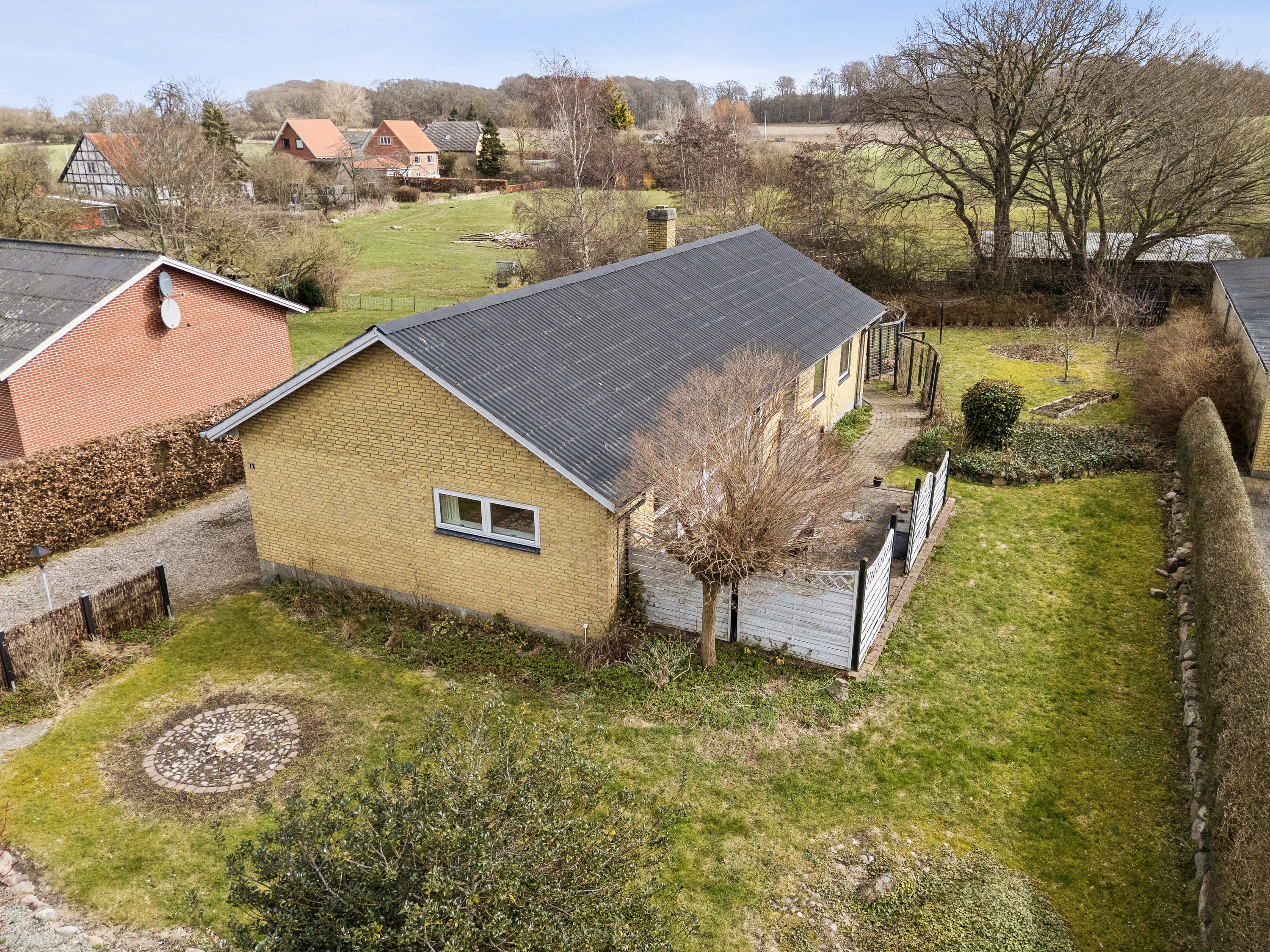 Fremhævet set fra haven billede i fuldskærmstilstand. Billede af Lønkildevej 5, Lindelse, 5900 Rudkøbing