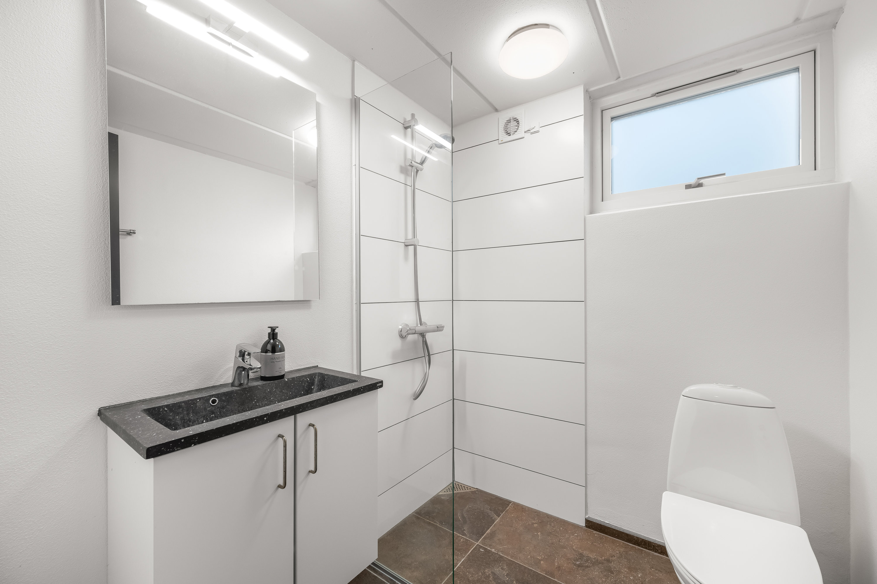 Fremhævet badeværelse billede i fuldskærmstilstand. Billede af Parkallé 10, 6880 Tarm