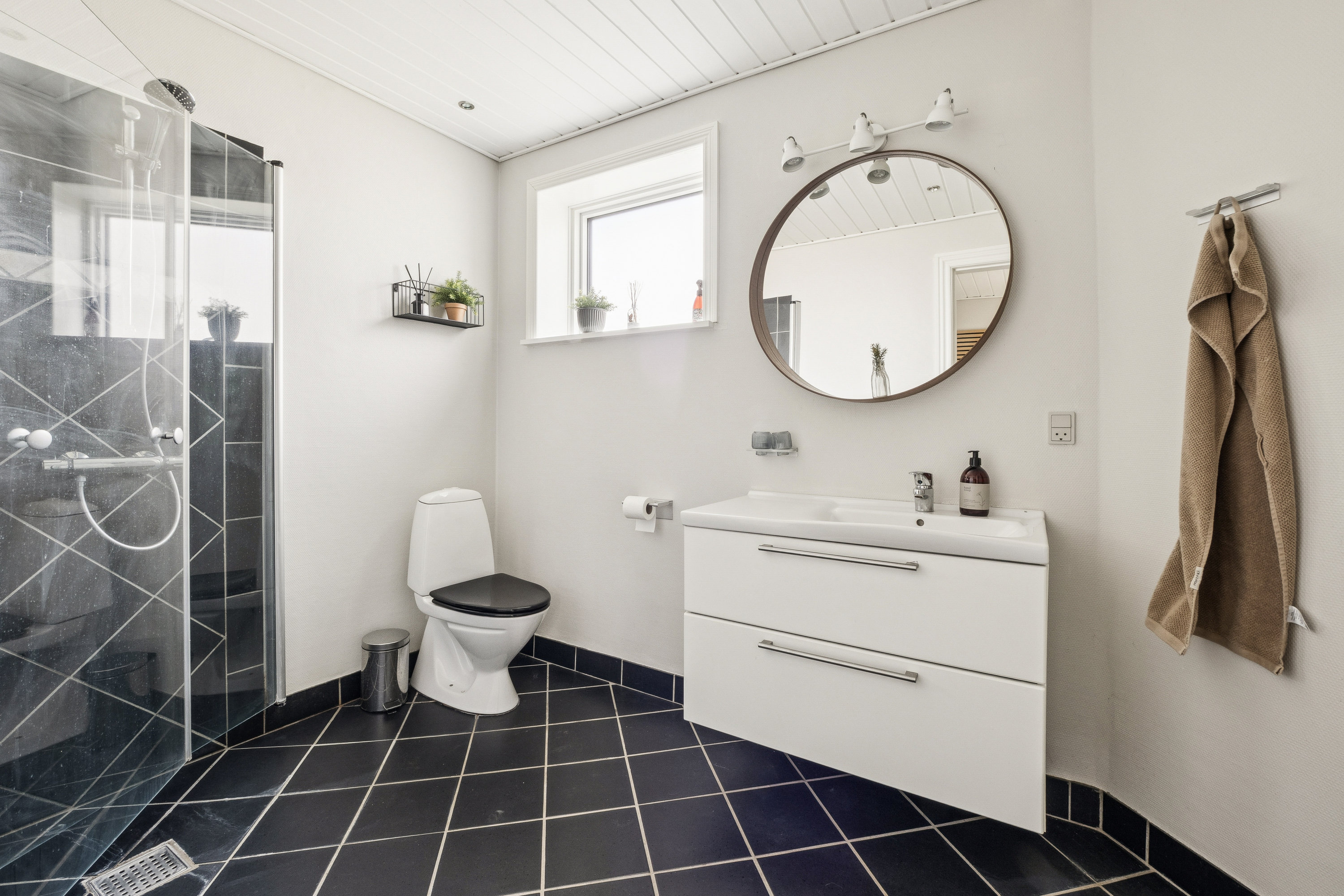 Fremhævet badeværelse billede i fuldskærmstilstand. Billede af Teglgårdvej 4, Hostrup, 7860 Spøttrup