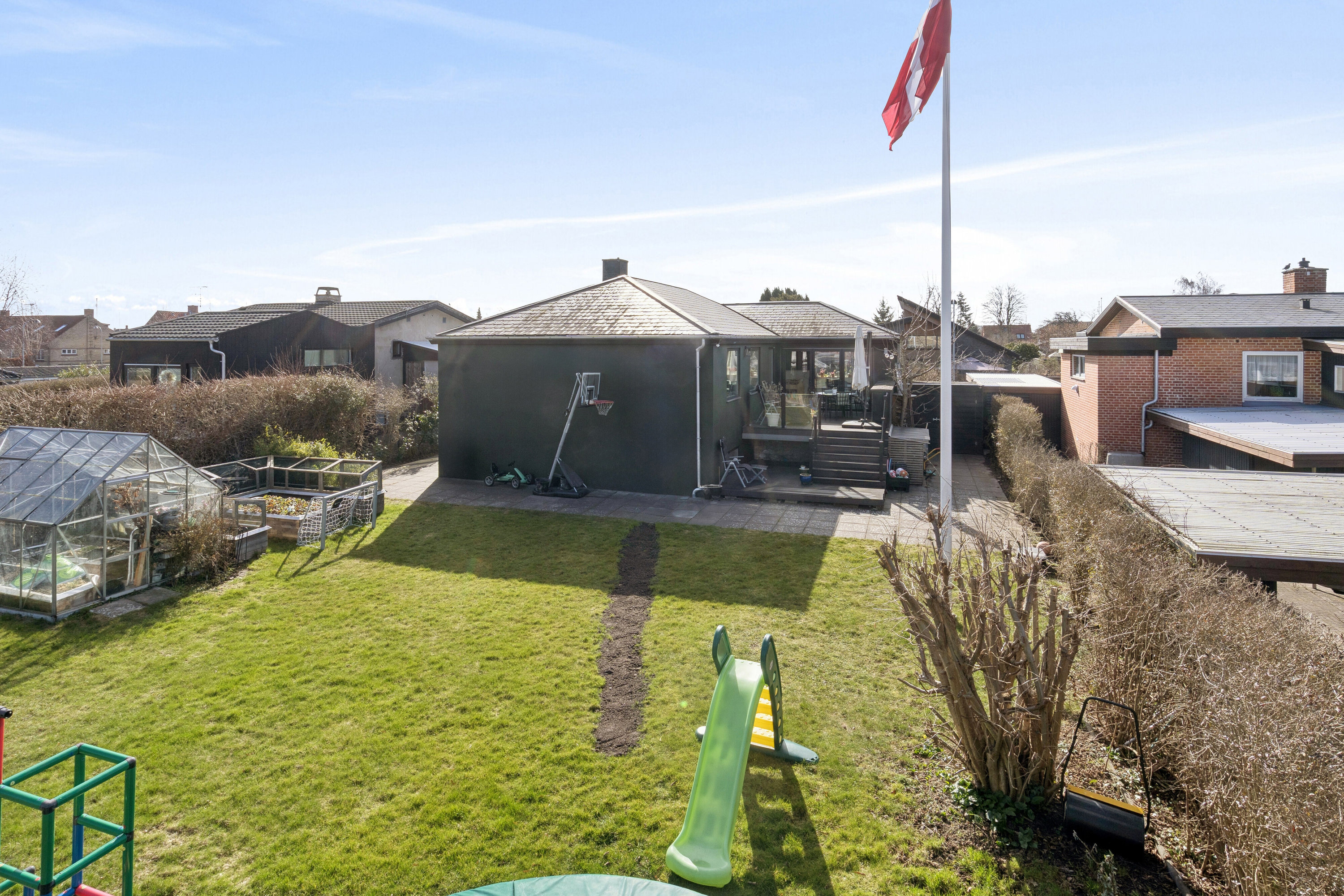 Fremhævet set fra haven billede i fuldskærmstilstand. Billede af Glimvej 13, 2650 Hvidovre