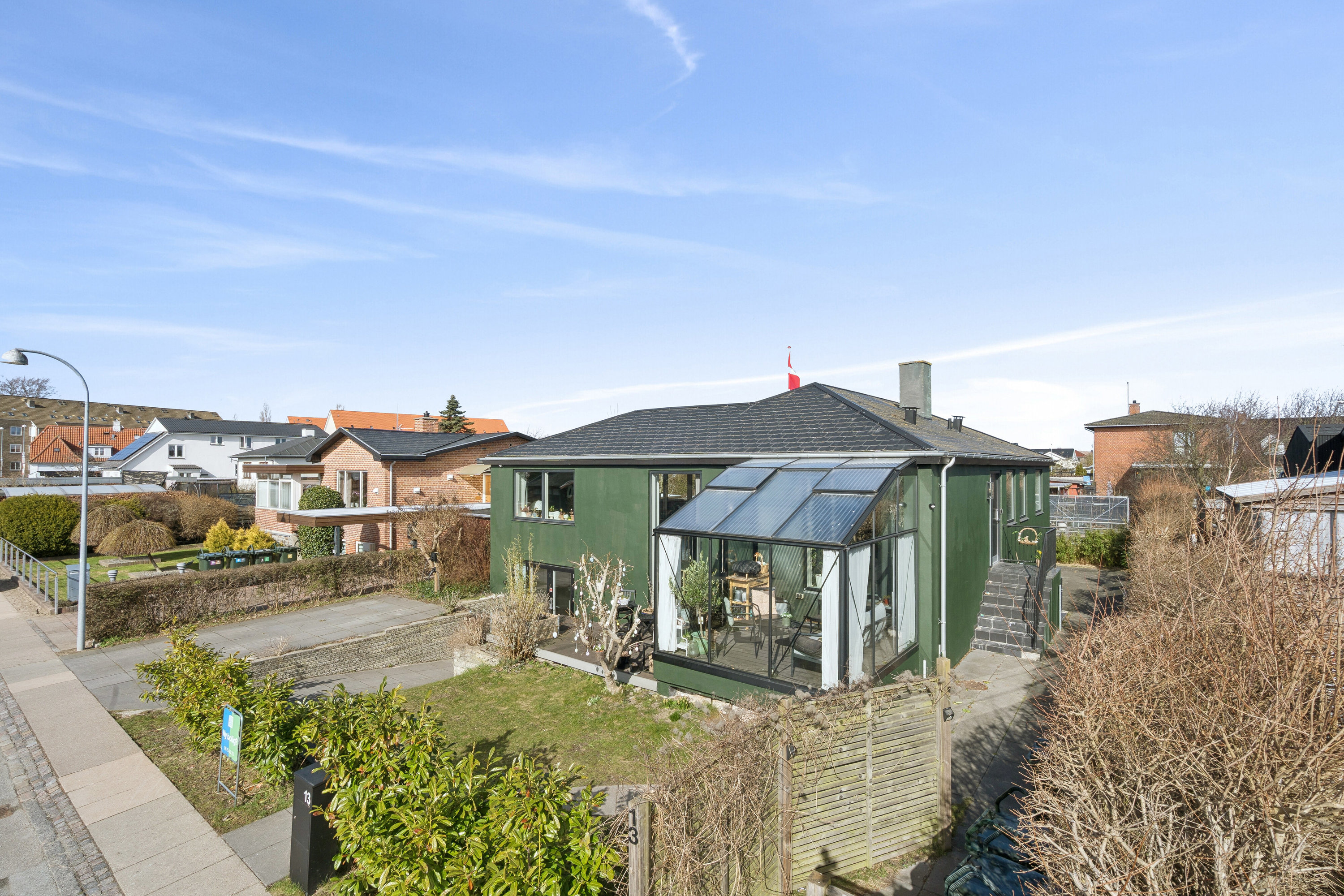 Fremhævet set fra vejen billede i fuldskærmstilstand. Billede af Glimvej 13, 2650 Hvidovre