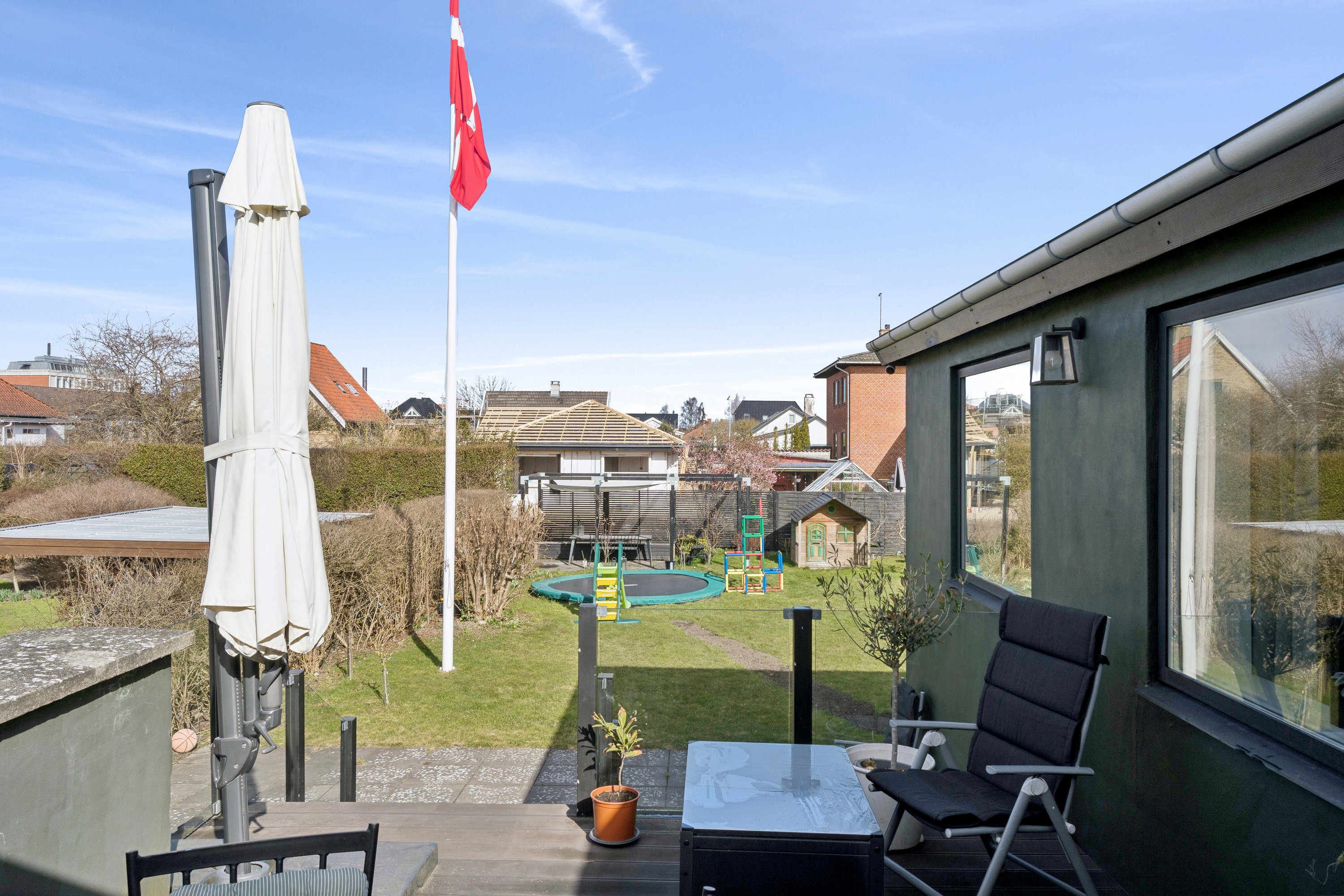 Fremhævet terrasse billede i fuldskærmstilstand. Billede af Glimvej 13, 2650 Hvidovre