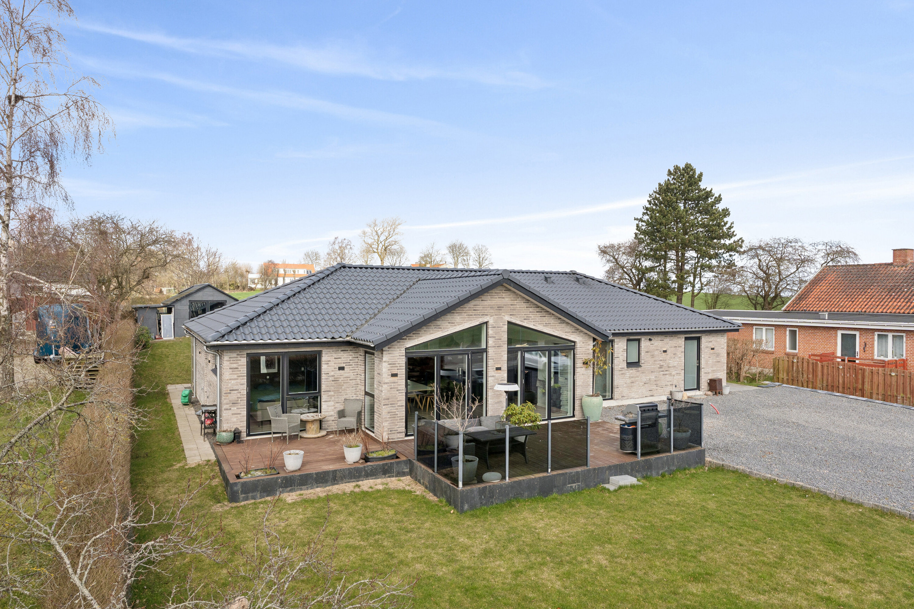 Fremhævet set fra haven billede i fuldskærmstilstand. Billede af Hornsherredvej 155, Lyndby, 4070 Kirke Hyllinge