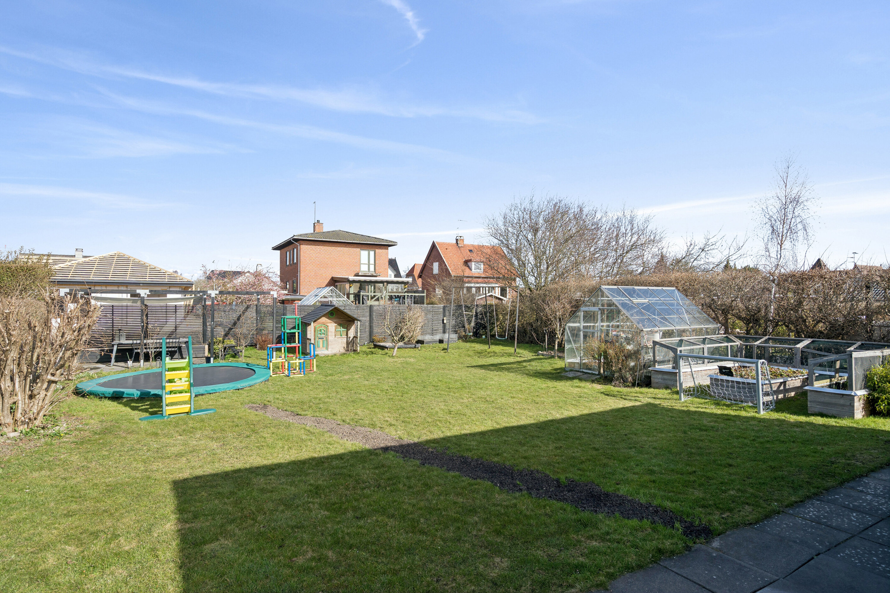 Fremhævet set fra haven billede i fuldskærmstilstand. Billede af Glimvej 13, 2650 Hvidovre