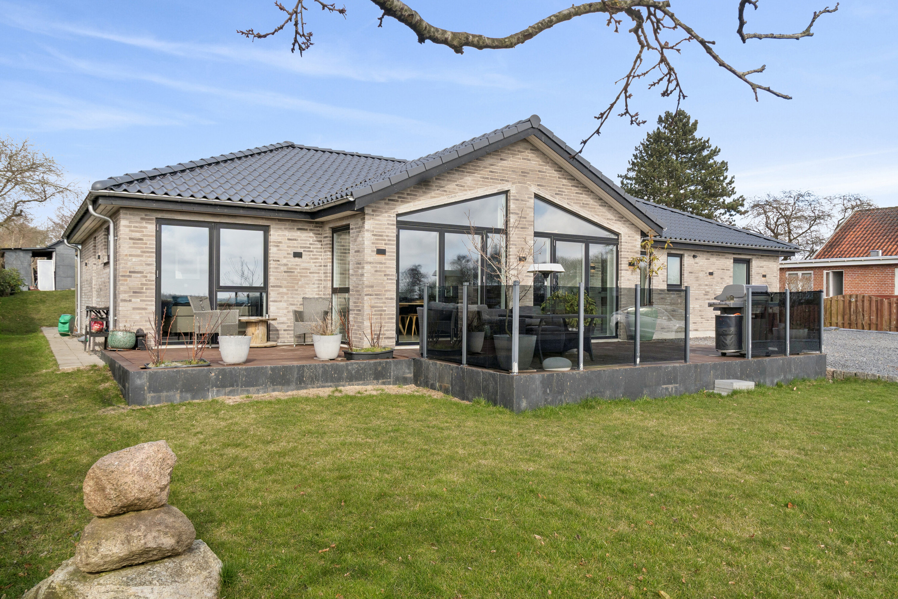 Fremhævet set fra haven billede i fuldskærmstilstand. Billede af Hornsherredvej 155, Lyndby, 4070 Kirke Hyllinge