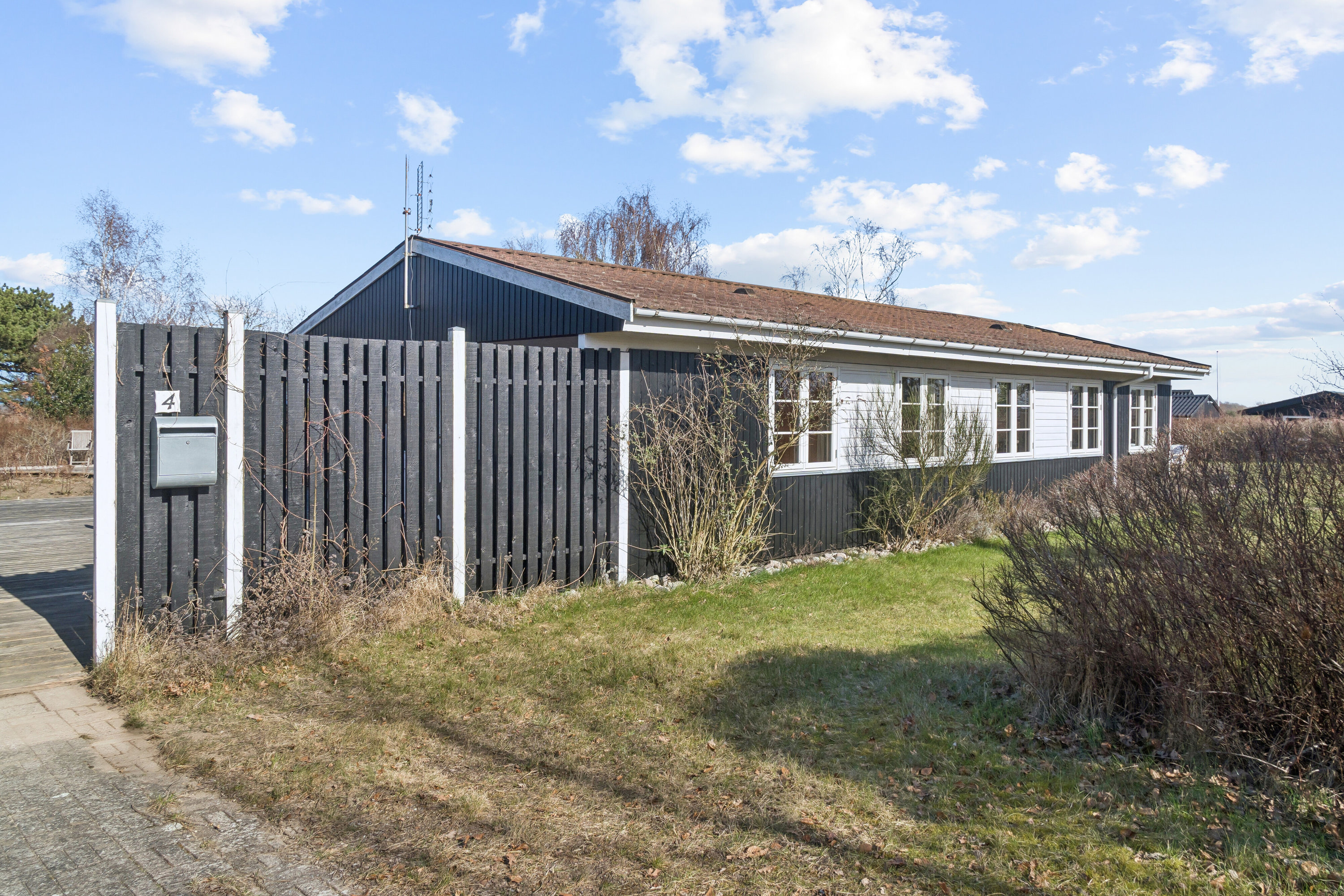 Fremhævet set fra haven billede i fuldskærmstilstand. Billede af Blikvej 4, 4400 Kalundborg