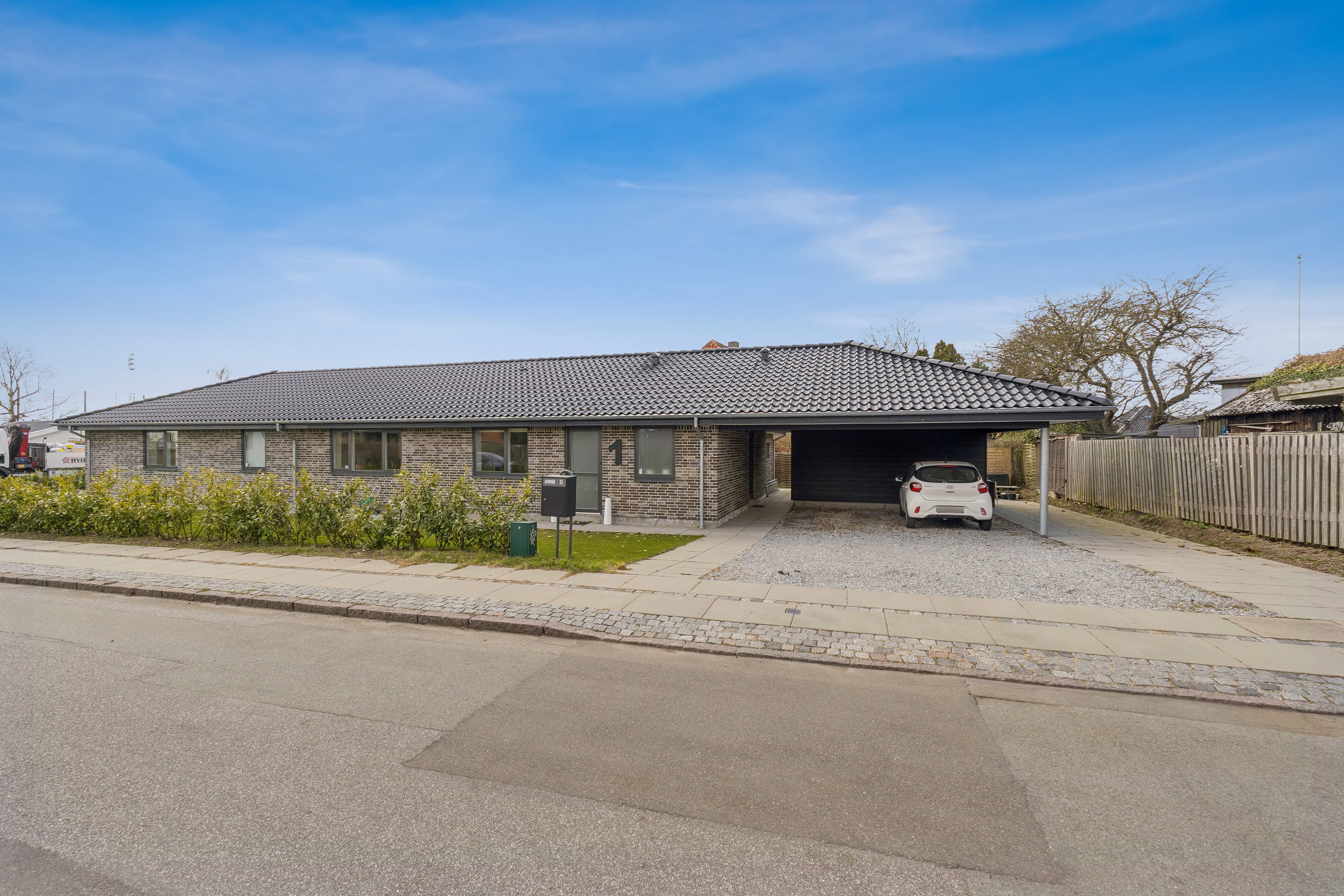 Fremhævet set fra vejen billede i fuldskærmstilstand. Billede af H C Bojsensvej 1, 2650 Hvidovre