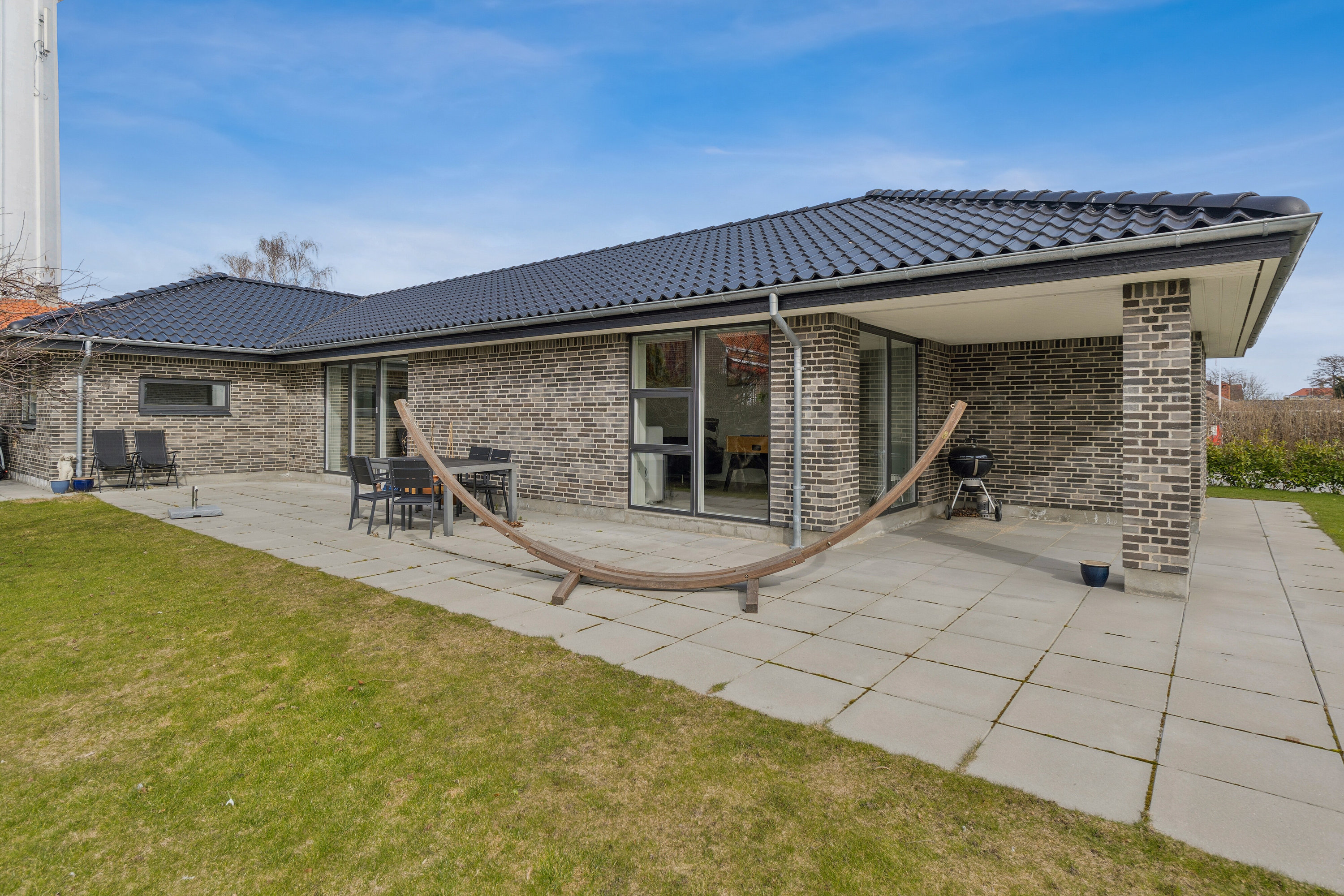 Fremhævet set fra haven billede i fuldskærmstilstand. Billede af H C Bojsensvej 1, 2650 Hvidovre