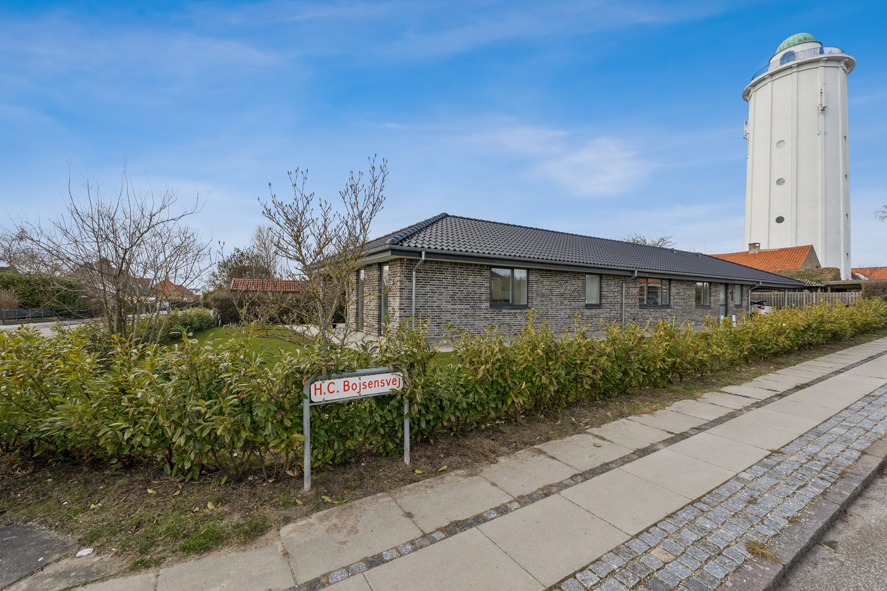 Fremhævet set fra vejen billede i fuldskærmstilstand. Billede af H C Bojsensvej 1, 2650 Hvidovre