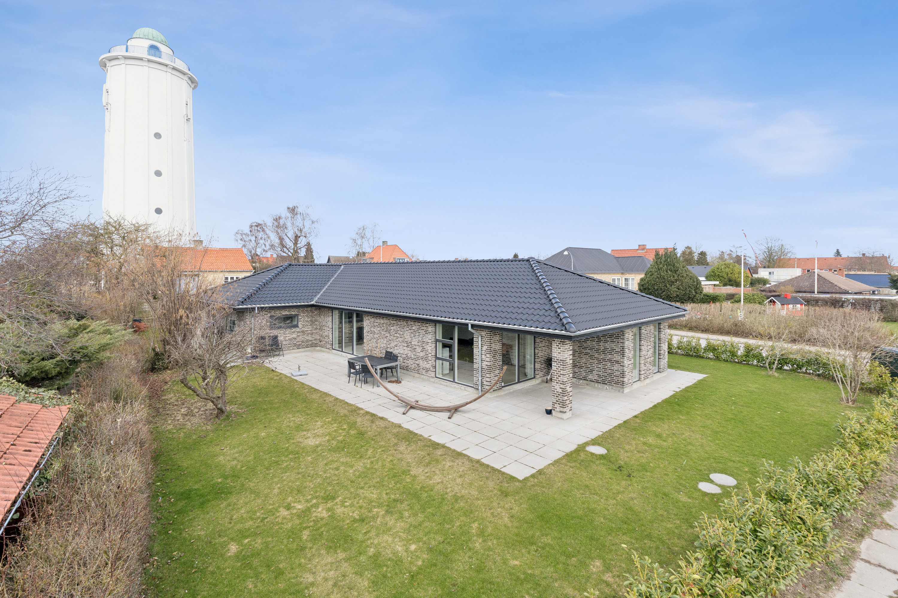 Fremhævet set fra haven billede i fuldskærmstilstand. Billede af H C Bojsensvej 1, 2650 Hvidovre