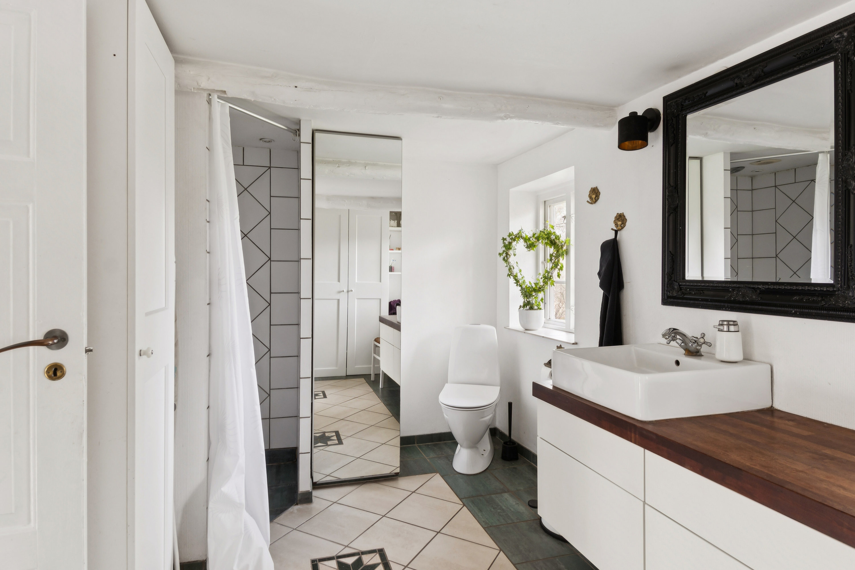 Fremhævet badeværelse billede i fuldskærmstilstand. Billede af Frederiksberg 69, 4470 Svebølle