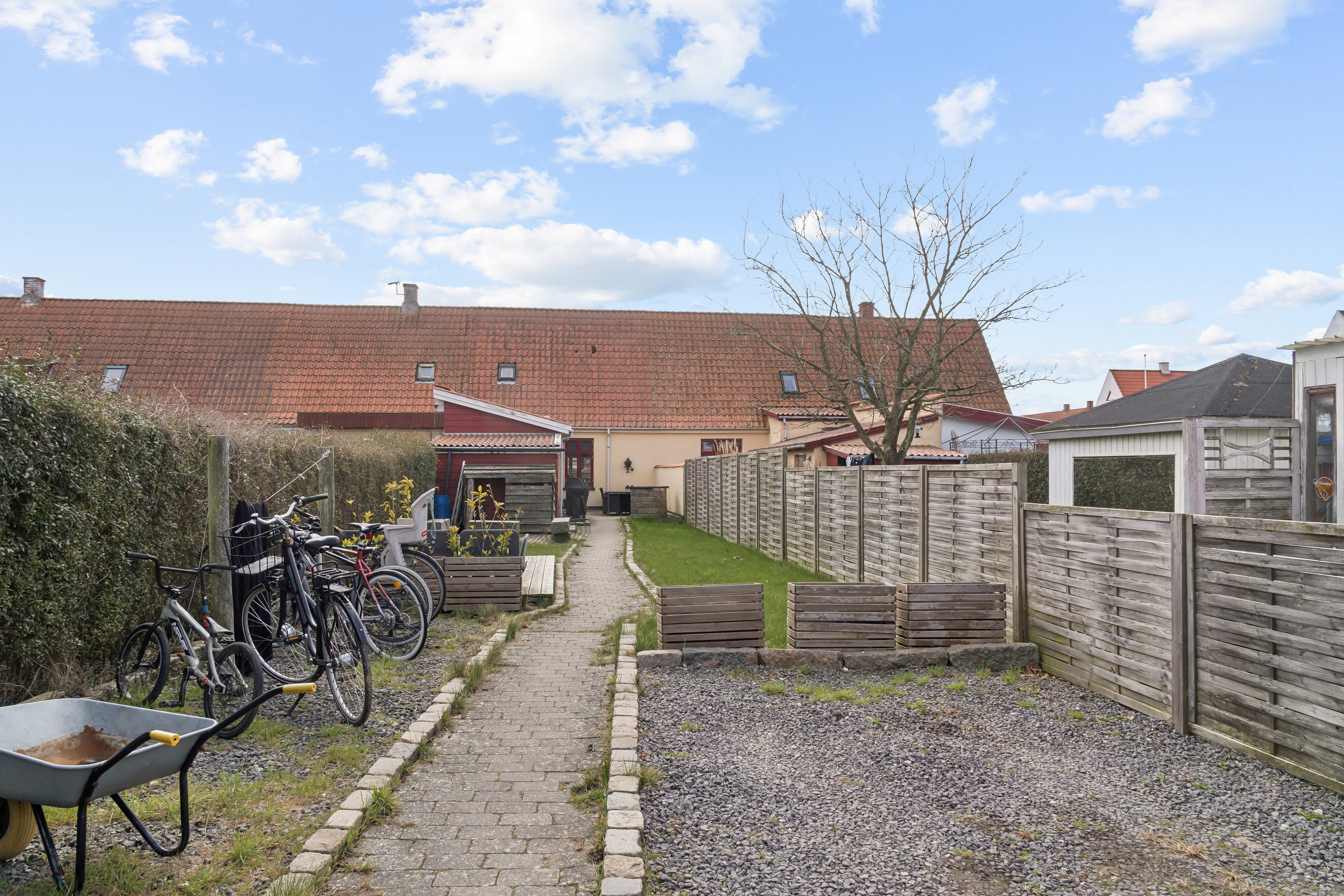 Fremhævet set fra haven billede i fuldskærmstilstand. Billede af N Valdemars Alle 9, 4400 Kalundborg