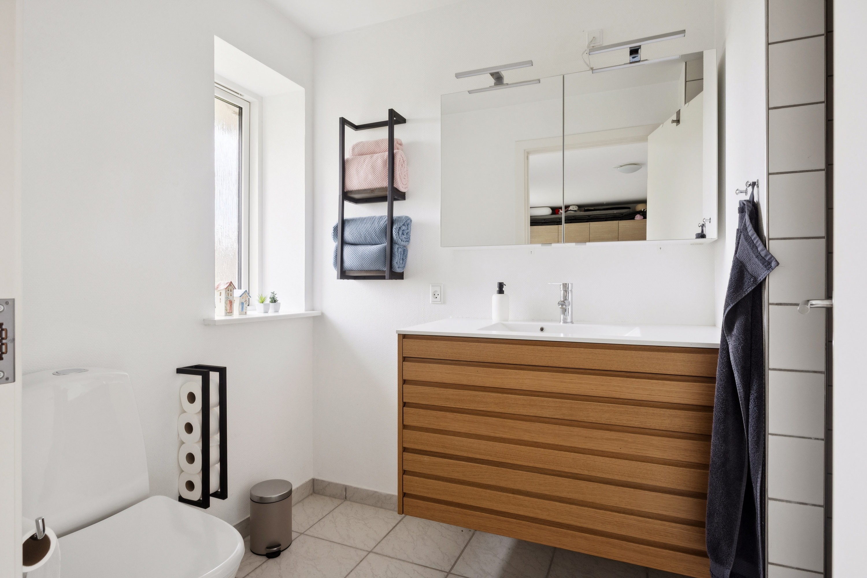 Fremhævet badeværelse billede i fuldskærmstilstand. Billede af Degnehuse 7, 4450 Jyderup