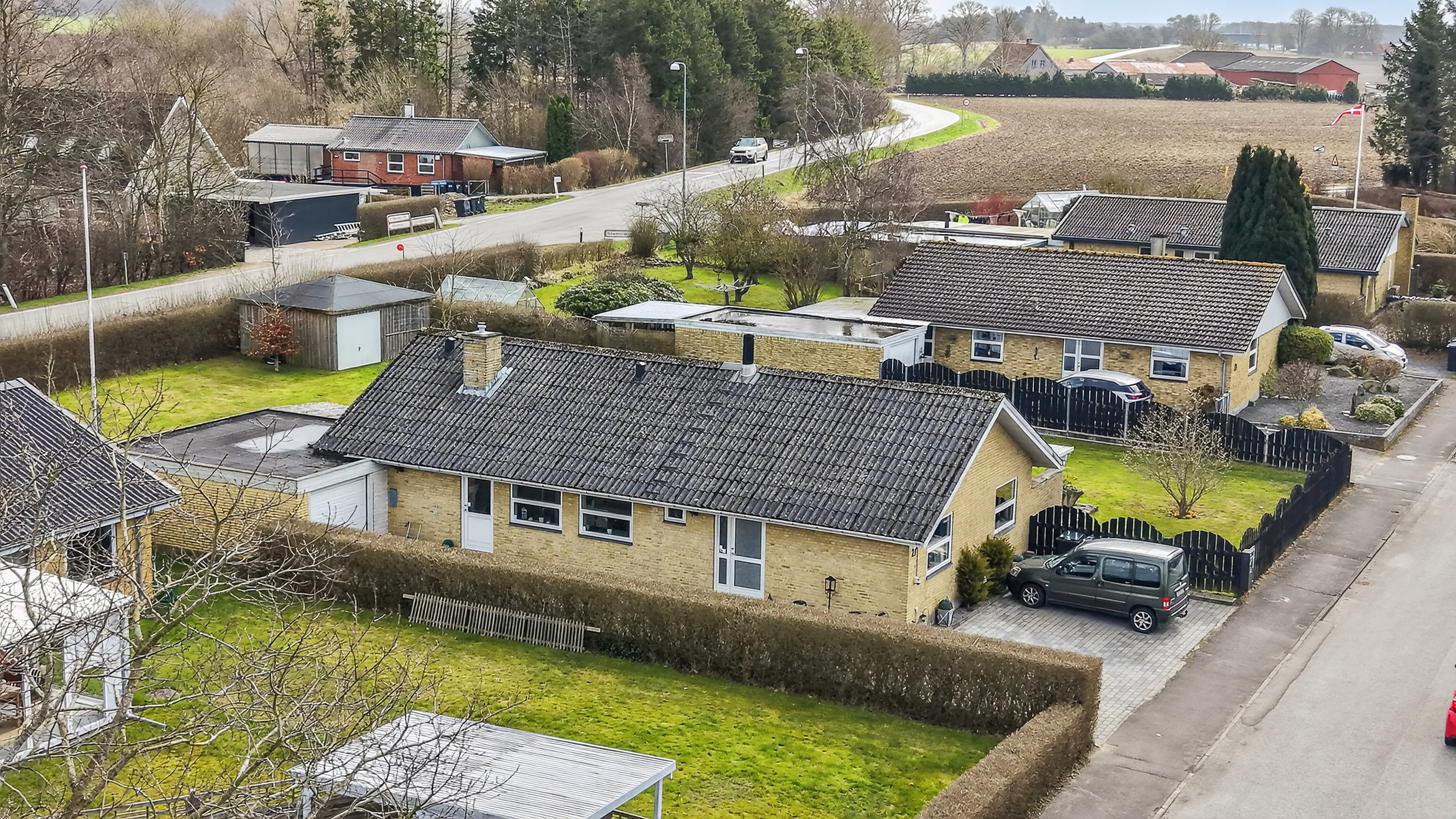 Fremhævet luftfoto billede i fuldskærmstilstand. Billede af Idrætsvej 27, Undløse, 4340 Tølløse