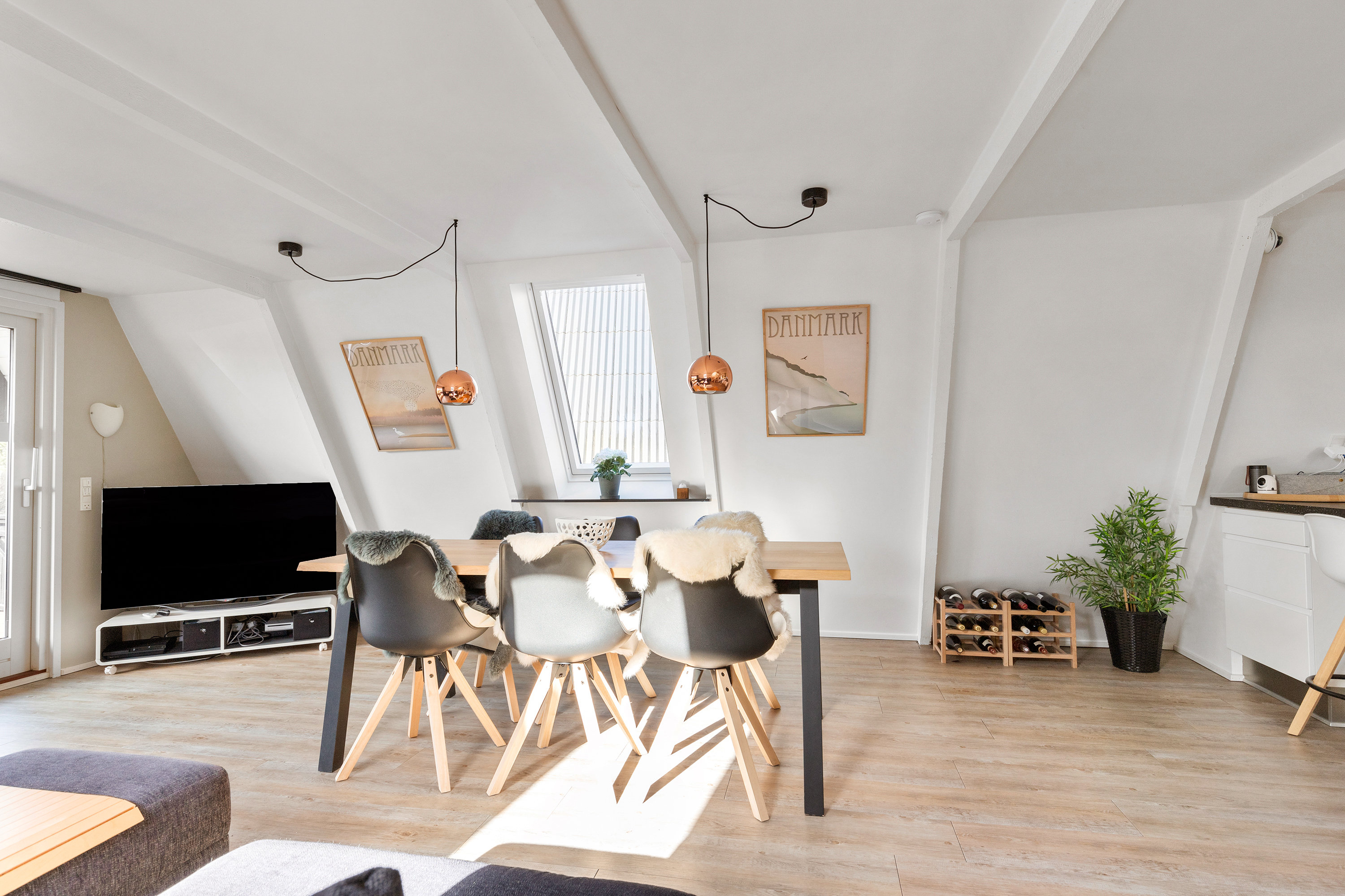 Fremhævet stue billede i fuldskærmstilstand. Billede af Golfsvinget 59, Gatten, 9640 Farsø