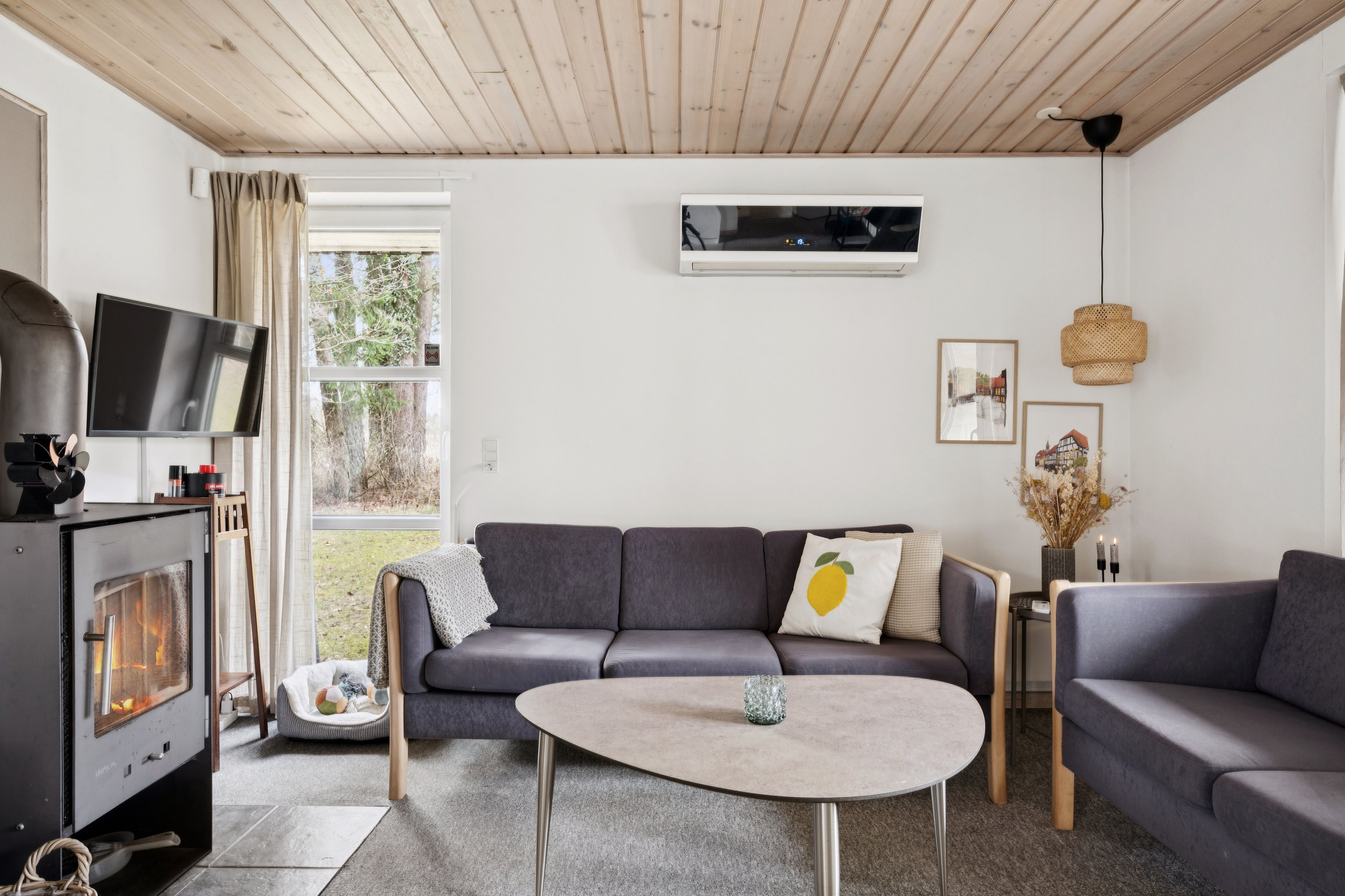 Fremhævet stue billede i fuldskærmstilstand. Billede af Mågevej 1, Fuglslev, 8400 Ebeltoft