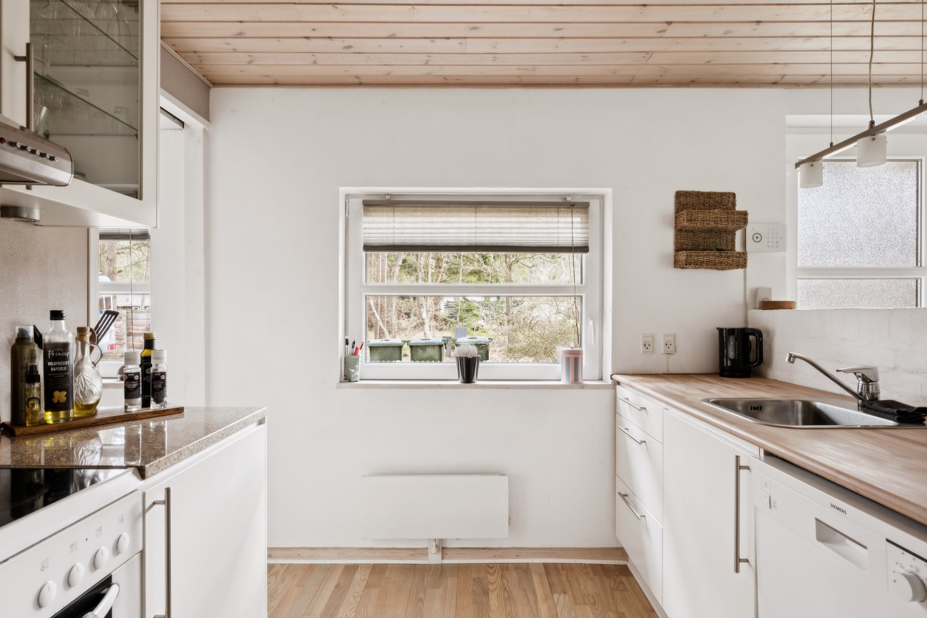 Fremhævet køkken billede i fuldskærmstilstand. Billede af Mågevej 1, Fuglslev, 8400 Ebeltoft