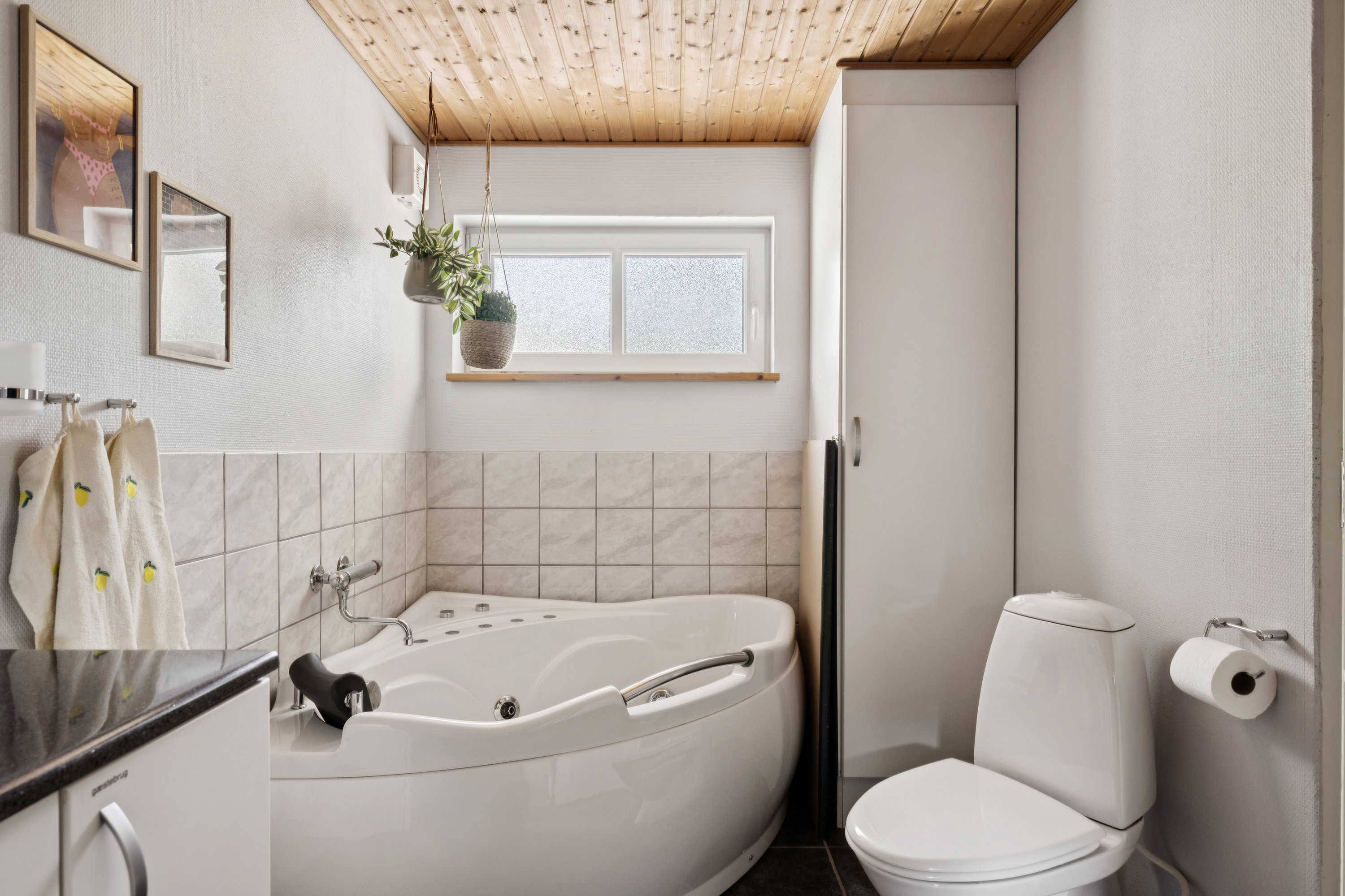 Fremhævet badeværelse billede i fuldskærmstilstand. Billede af Mågevej 1, Fuglslev, 8400 Ebeltoft