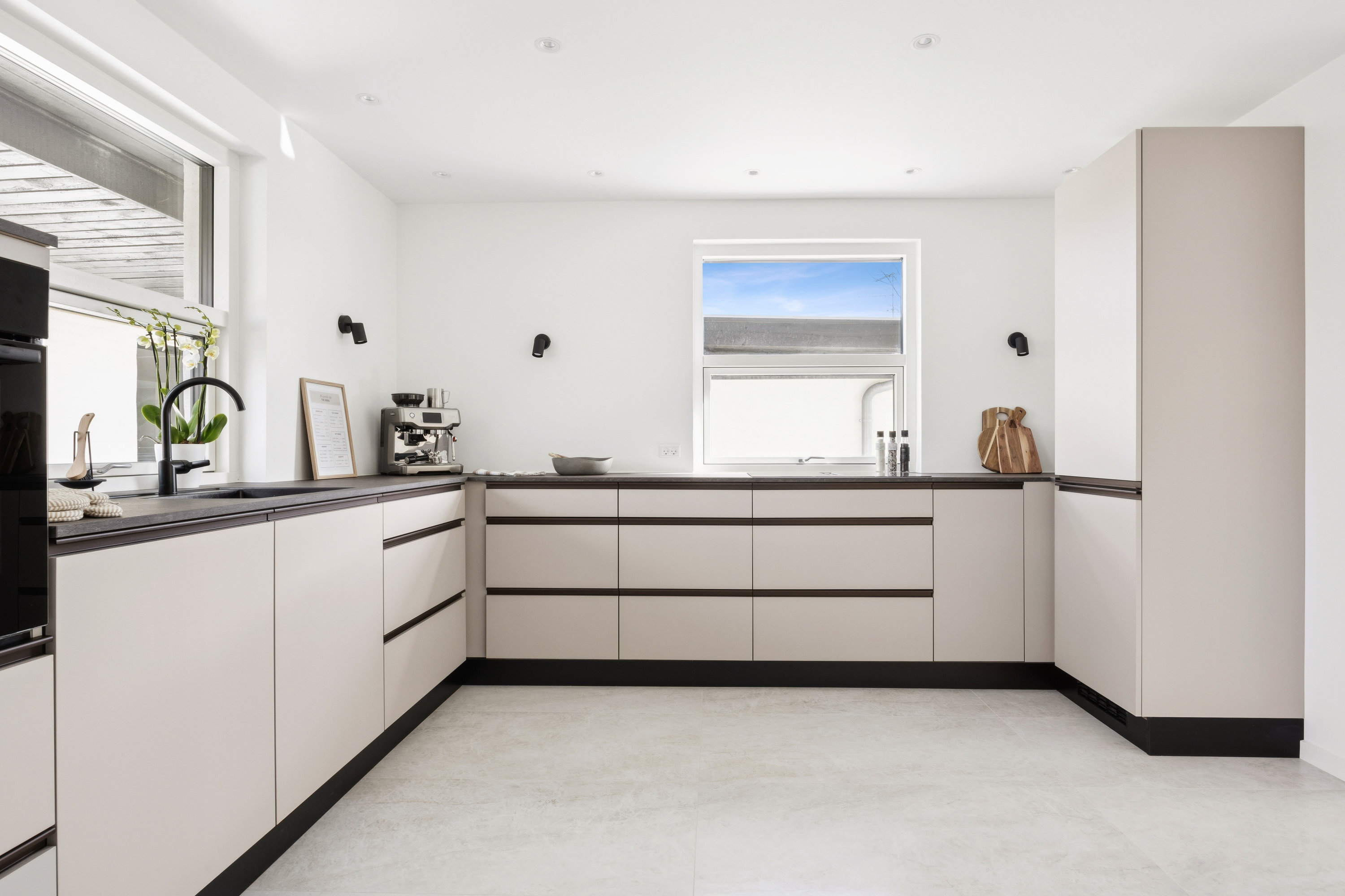 Fremhævet køkken billede i fuldskærmstilstand. Billede af Firkløvervej 1, 4671 Strøby