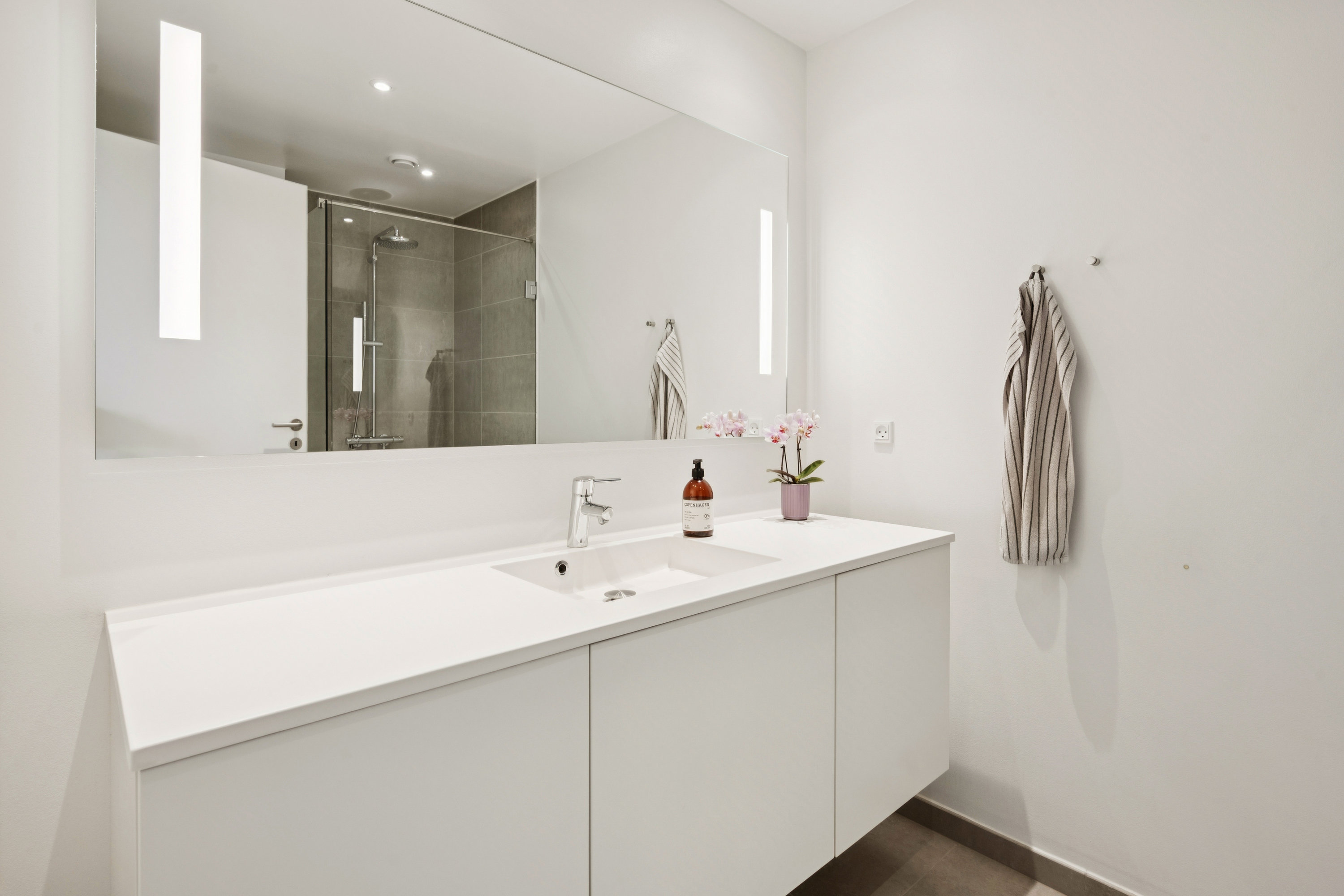 Fremhævet bad billede i fuldskærmstilstand. Billede af Erling Jacobsens Gade 73, 8240 Risskov